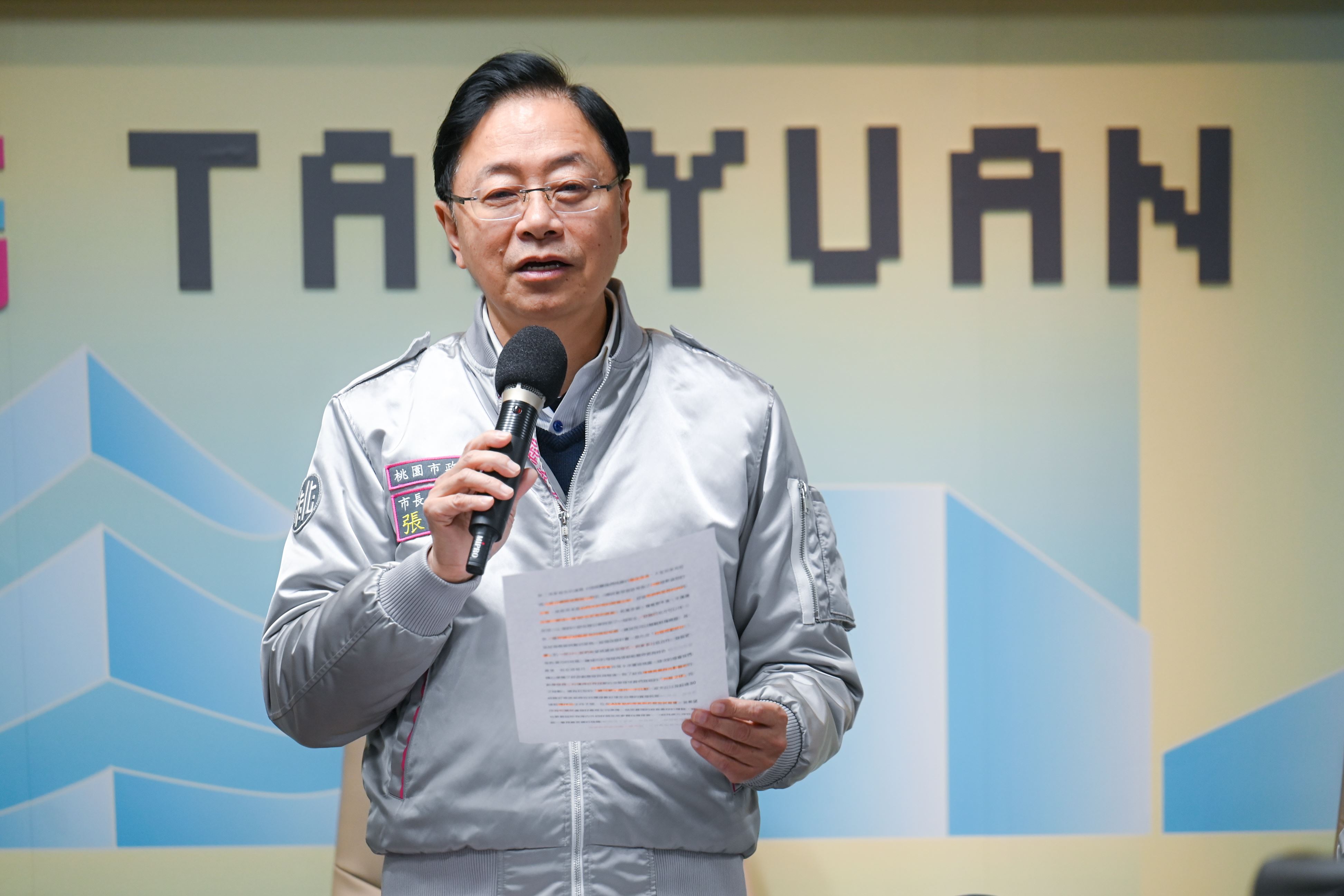 桃園市長張善政今（16日）宣布加強疏運措施，也呼籲民眾可多搭乘大眾交通工具。（桃園市政府提供）