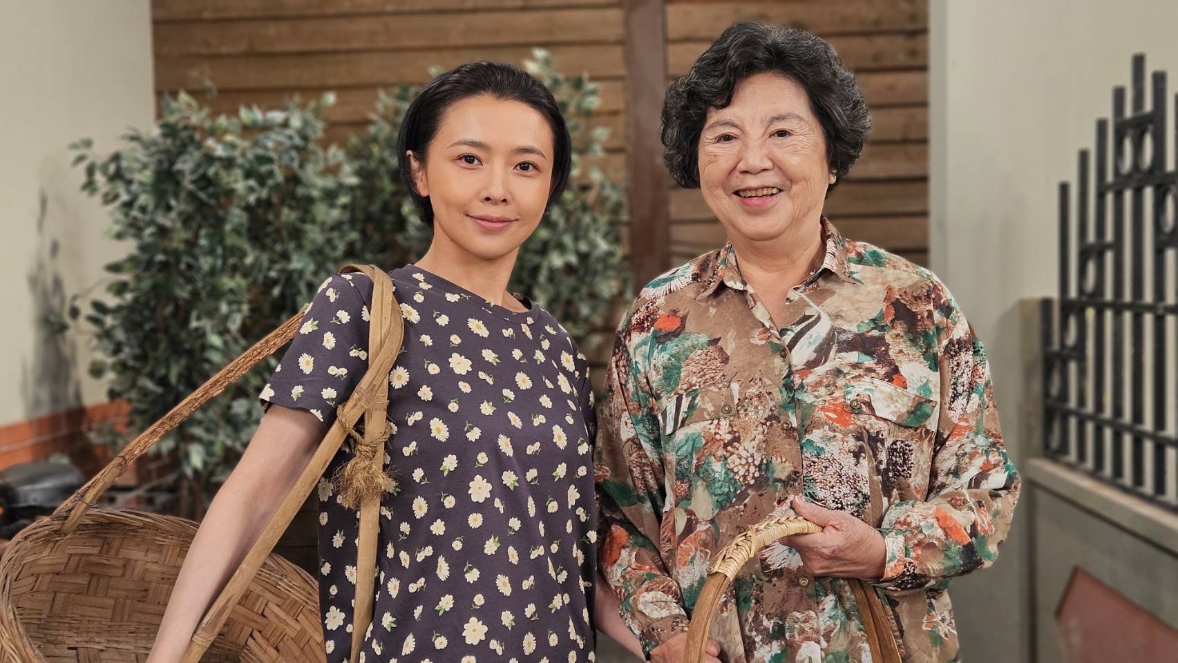 《愛的榮耀》吳婉君跟王滿嬌首次合作，默契滿滿拍攝相當順利。（民視提供）