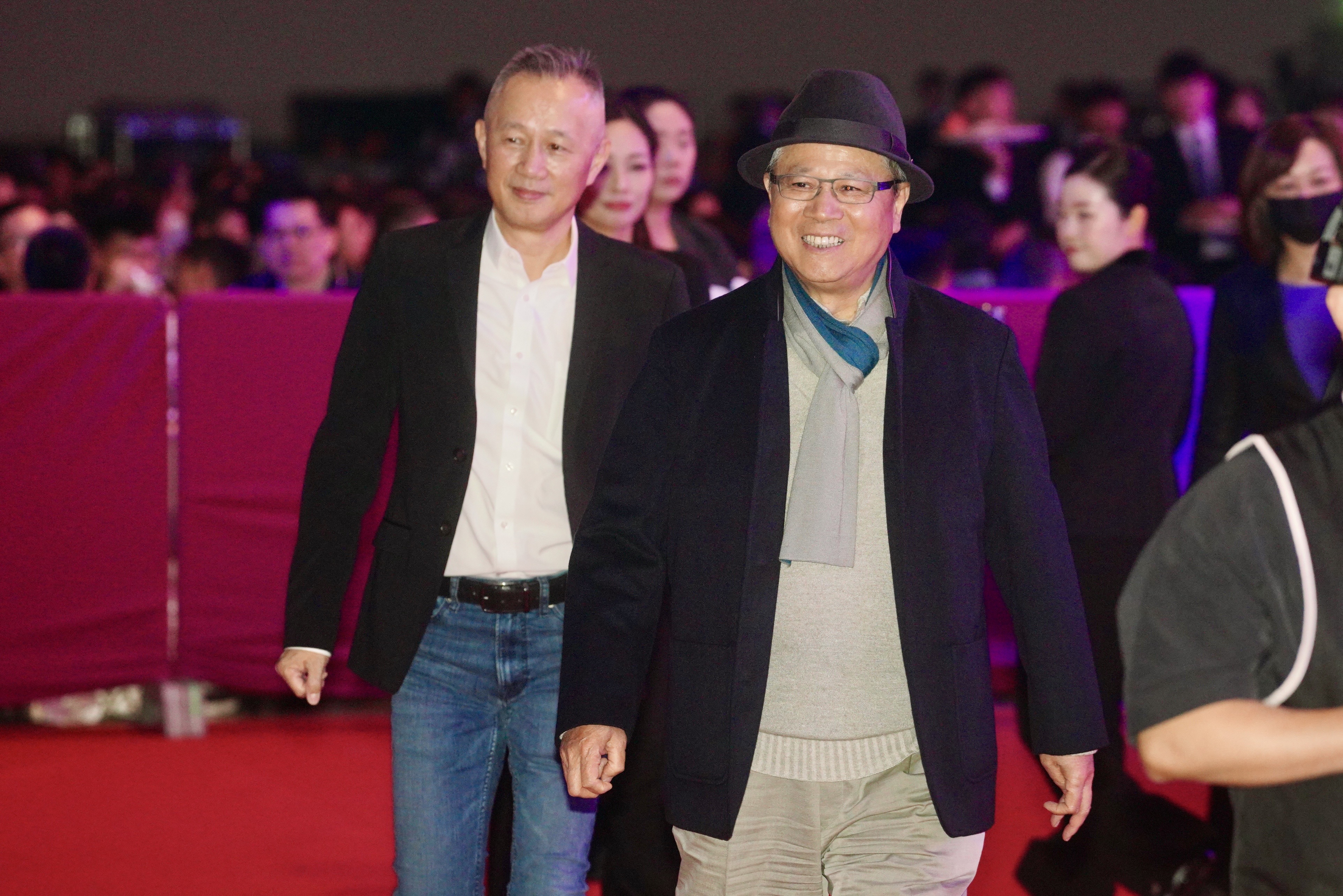 緯創執行長林建勳（左1）透露，記憶體缺貨又漲價，恐影響消費買氣。