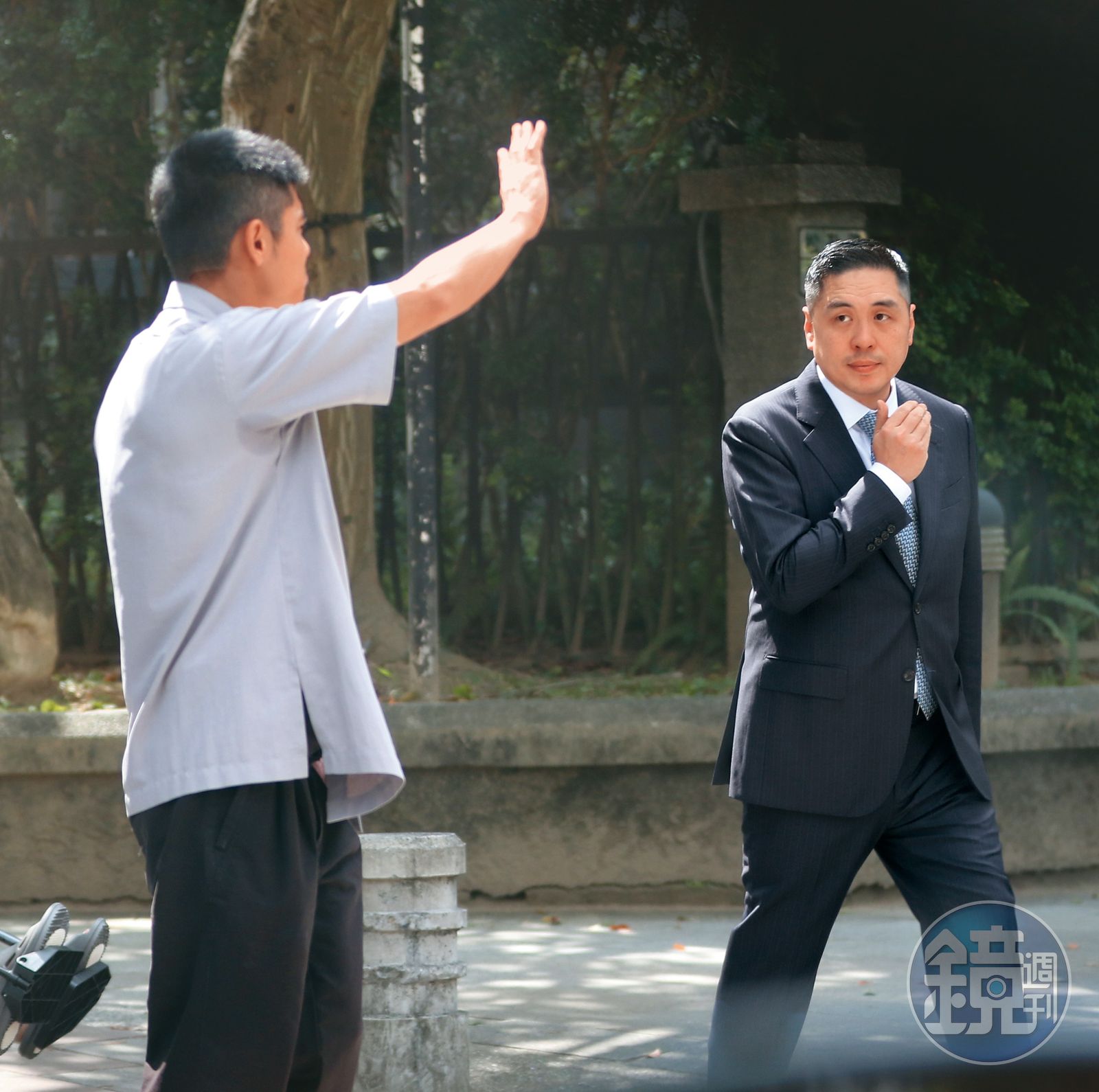 12:17王泉仁(右)和保鑣時時注意身邊情況