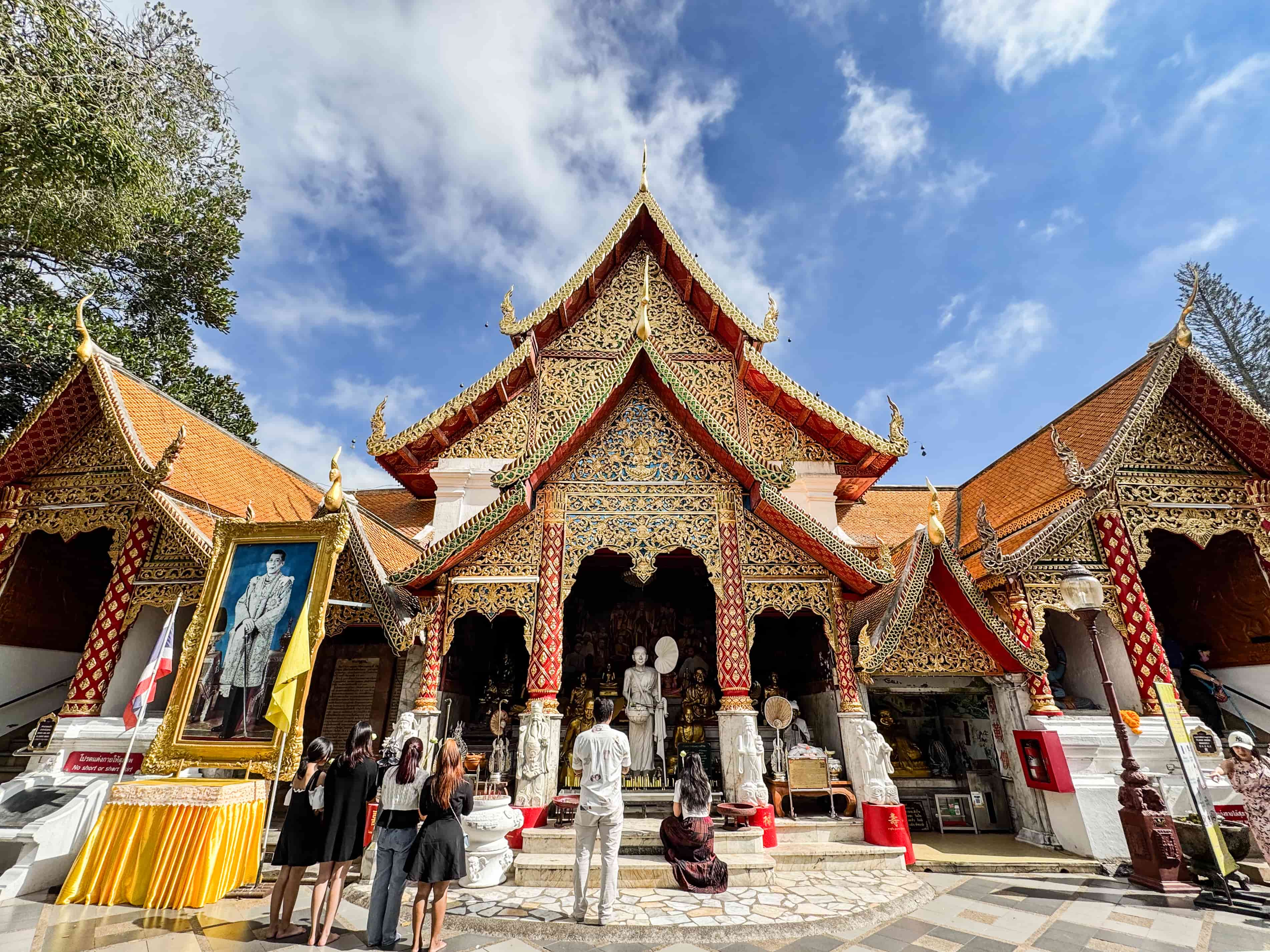 雙龍寺是泰國著名的佛教勝地,是清邁香火相當鼎盛的寺廟。
