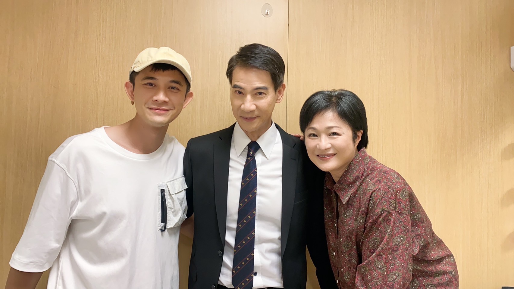 翁家明開心在棚內遇到曾子益及18年前拍戲的搭檔林小樓。（民視提供