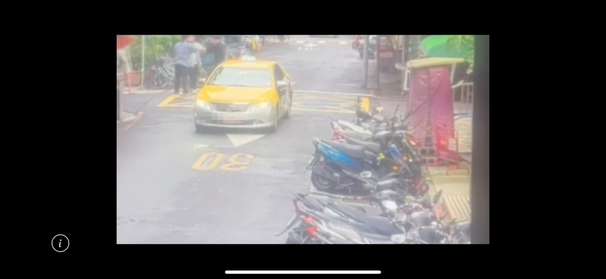 胡男等人飲酒後離場,突在路邊嗆另派人馬引發衝突。(翻攝畫面)