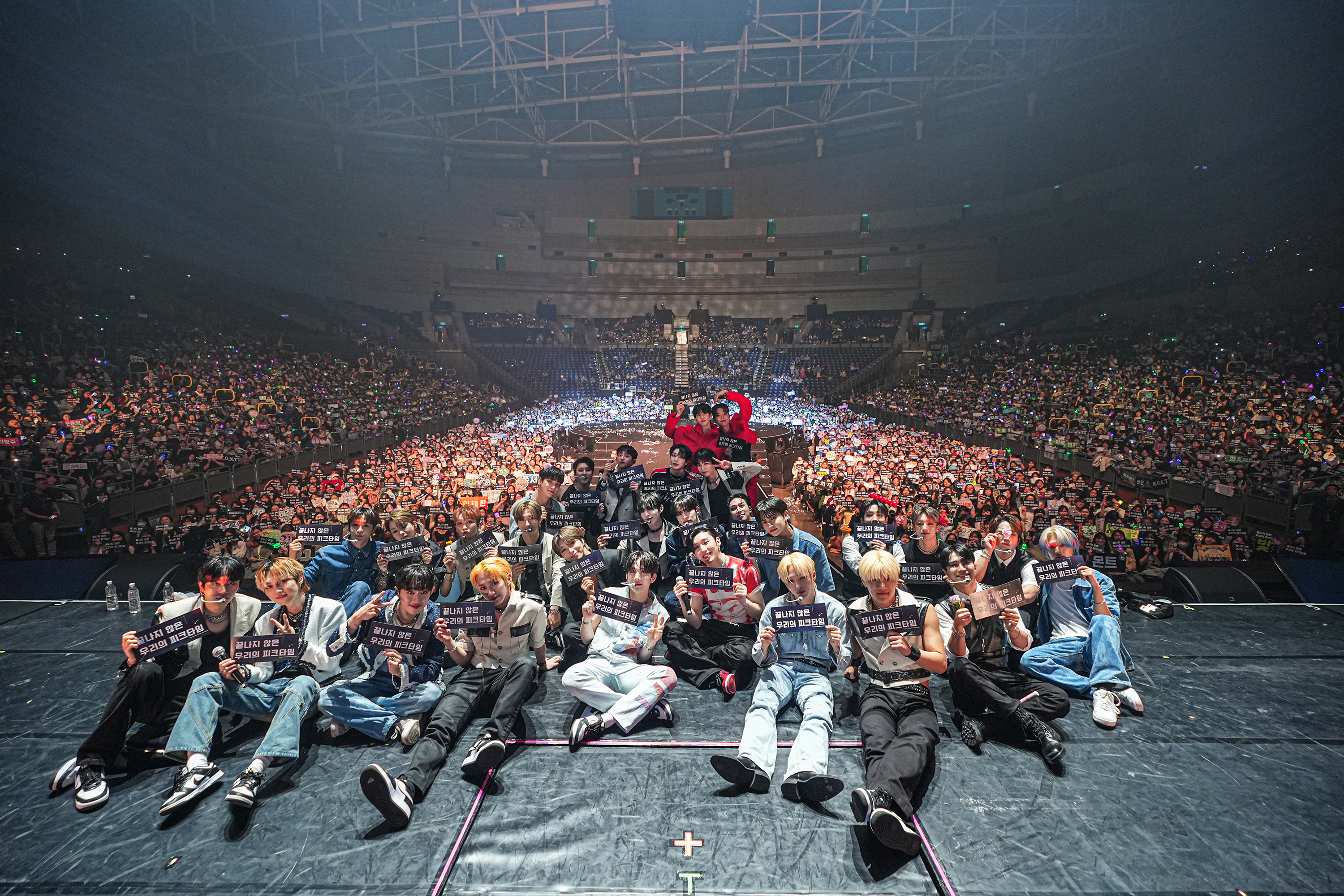 《PEAK TIME》6組團體在高雄巨蛋熱鬧開唱，與6,000名粉絲同樂。（映珈娛樂提供）