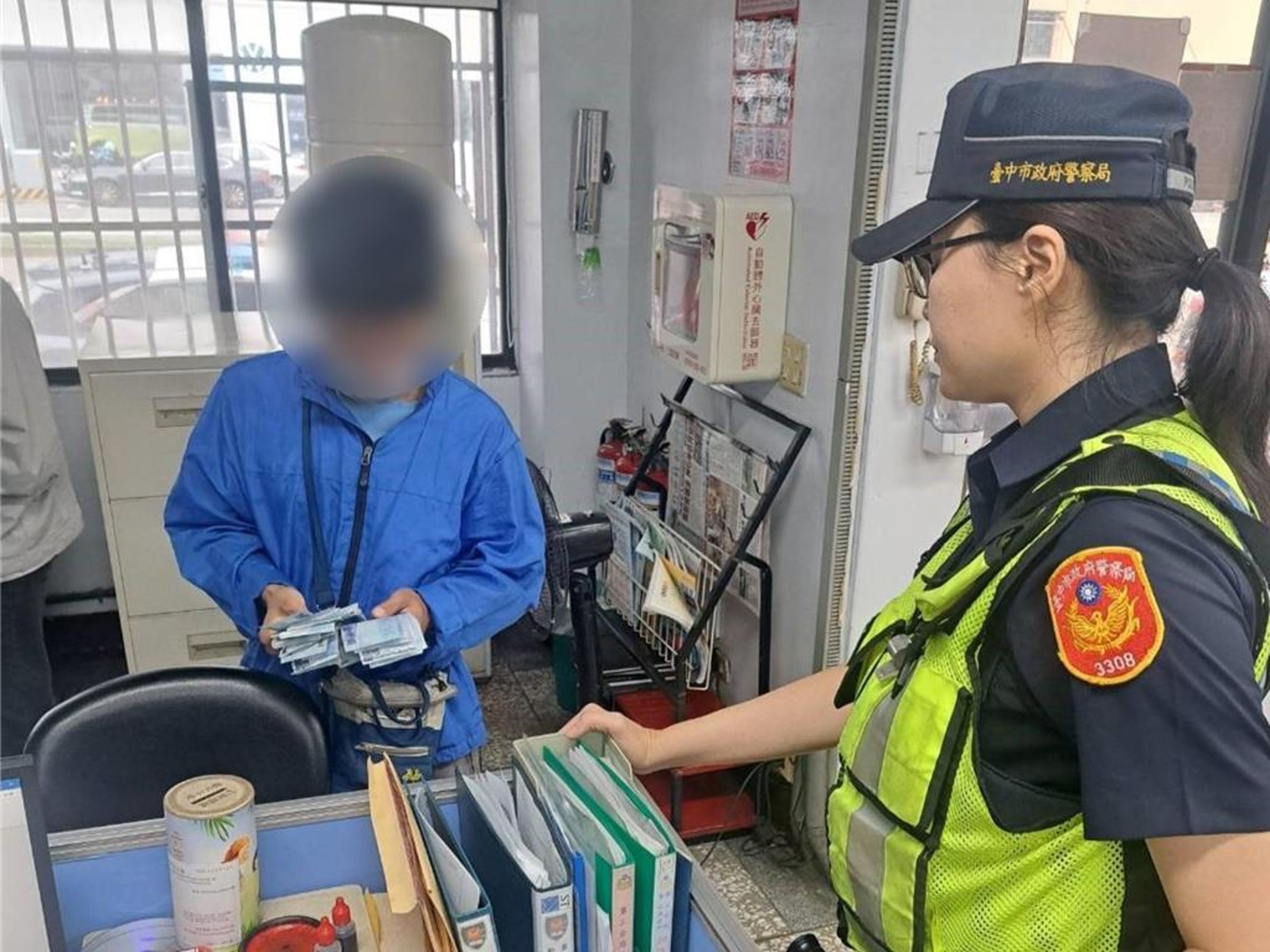 台中一名外送員的薪水袋在騎車時掉落,所幸被熱心民眾撿起。(翻攝畫面)