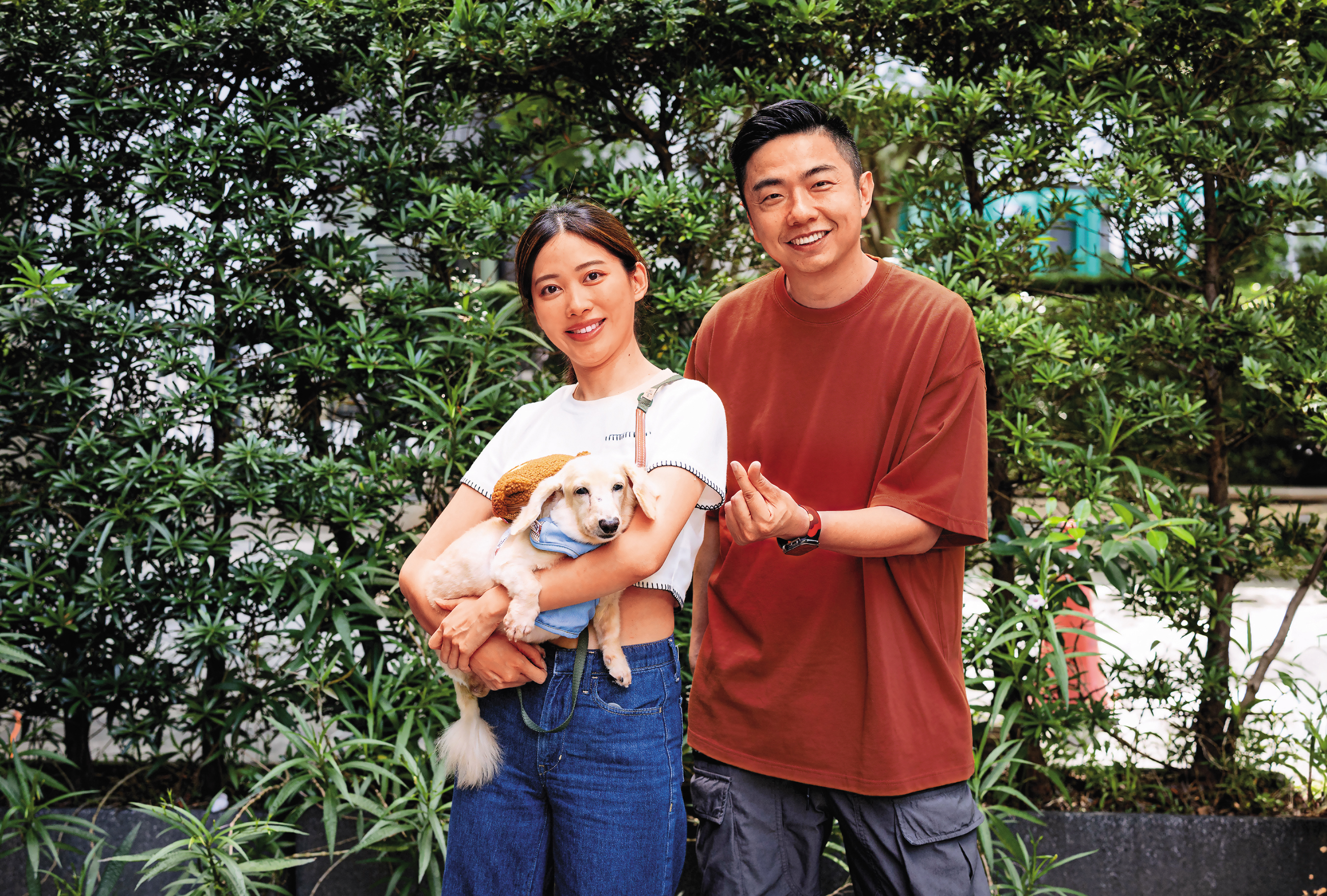 熊爸（右）接到王瞳的閨密琳賽阿姨（左）求救，希望熊爸來家裡了解13歲愛犬MOMO的行為及情緒問題。