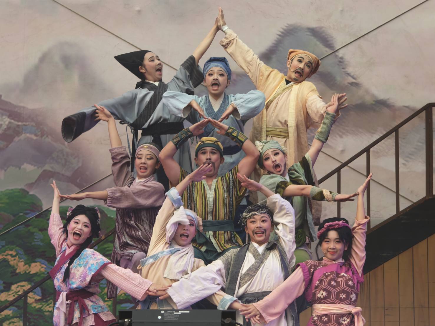 紙風車劇團在高雄演出《武松打虎》留下全場大合照。（紙風車劇團提供）