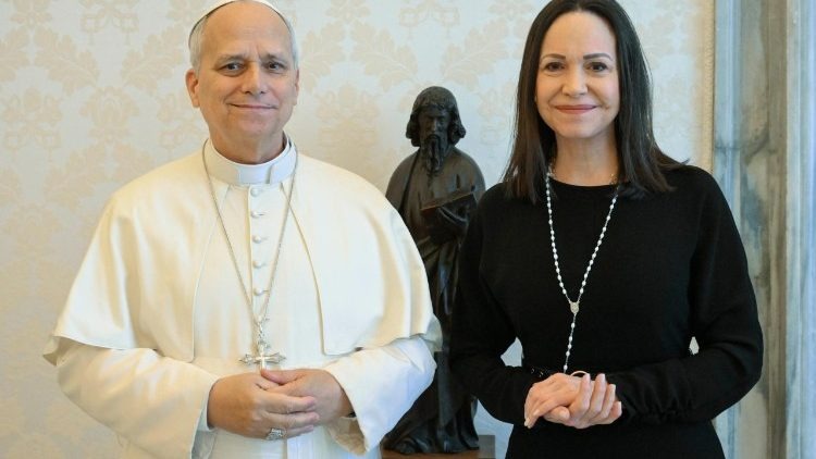 在抵達美國前,馬查多訪問梵蒂岡與教宗會面時,特別強調了委國民主化的急迫性。(翻攝自梵蒂岡新聞)