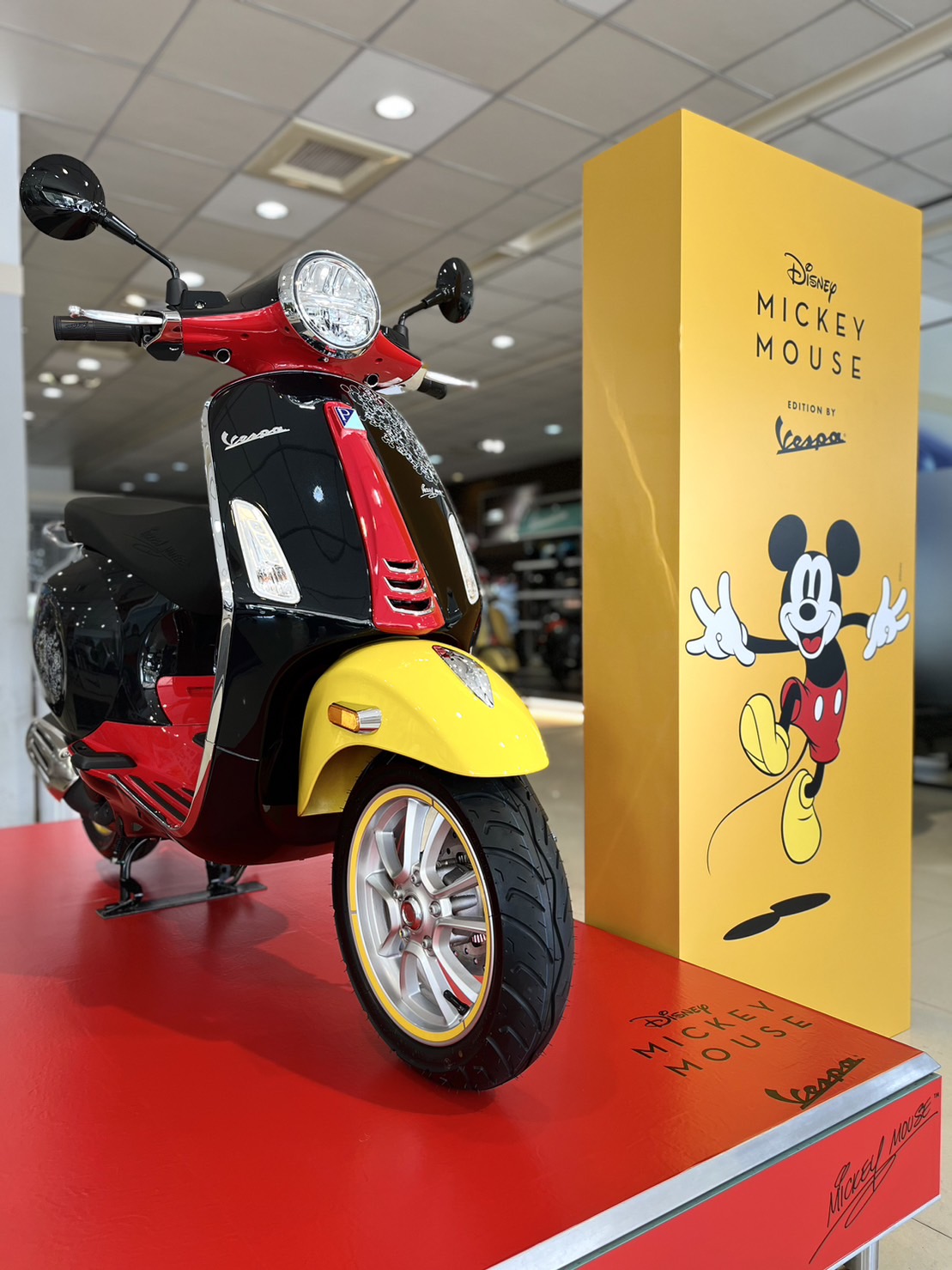 Vespa X Disney米老鼠特仕版首批少量到港,現於Vespa全台授權經銷門市展售中