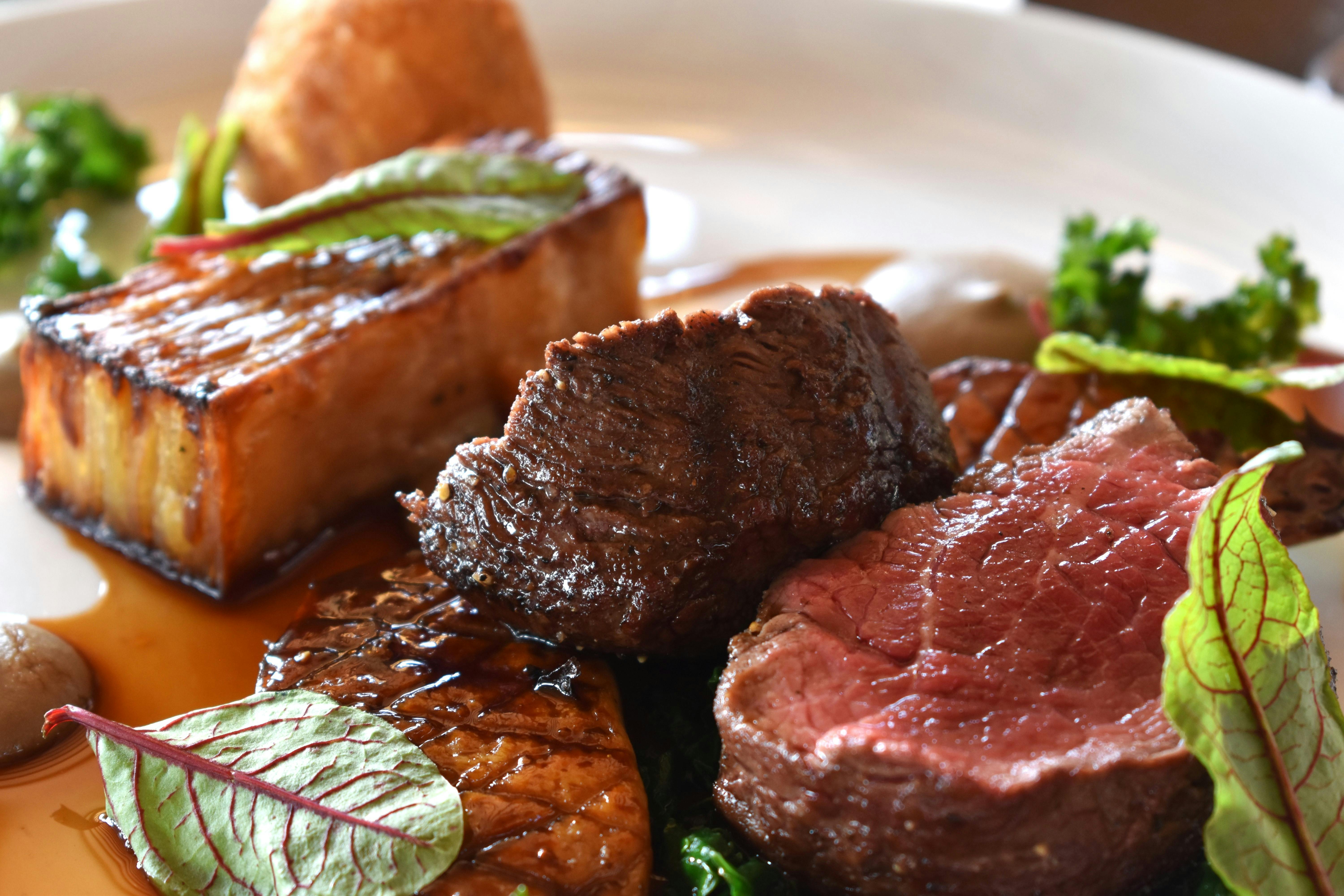 IKEA台中餐廳「爐烤牛」疑未熟事件引發食安關注，衛生局將前往稽查餐點製作流程。（示意圖/非當事肉品）