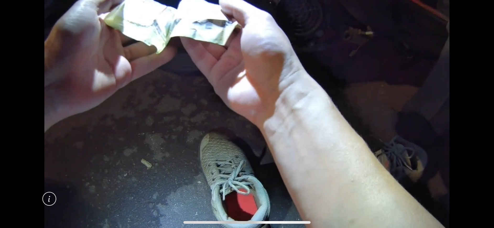 警方打開停車單,赫然發現裏頭藏了2包海洛因,將郭男逮捕。(翻攝畫面)