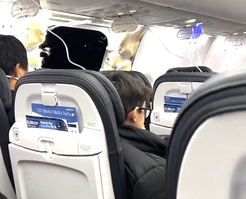 5日阿拉斯加航空一架載有177人的波音737-9班機機艙一片窗戶與大塊機身遭吹走，緊急迫降所幸人員均安。（翻攝自X）