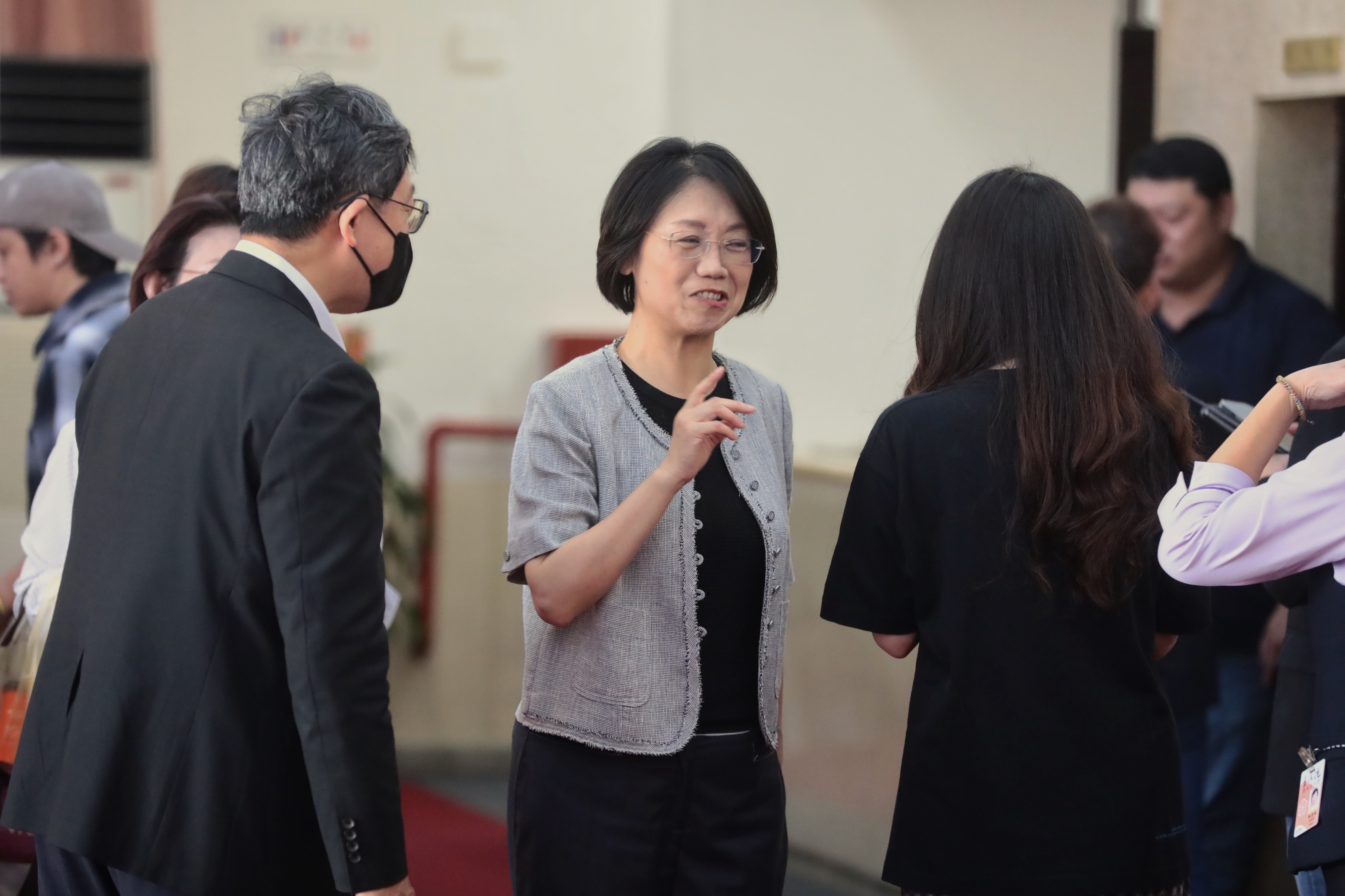 國民黨立委翁曉玲大刀砍向13部會媒宣費，但案由挨轟複製貼上。（鏡報林煒凱攝）