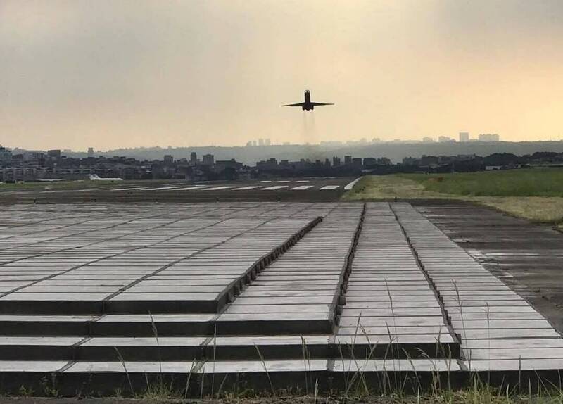 運安會表示，松機已裝設EMAS系統，可吸收飛機衝撞能量，減緩速度，且易碎材質，飛機撞上不會全毀。（松山機場提供）