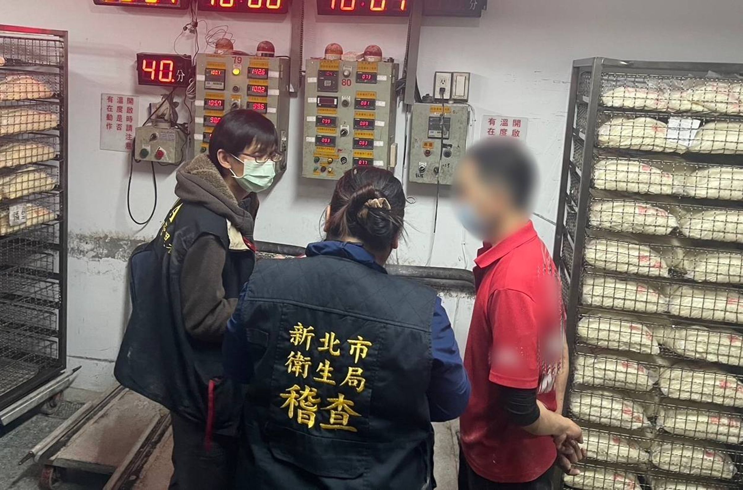 寶林茶室疑似食物中毒案持續延燒,新北衛生局今天會同食藥署,前往查核位於新北的粿條供應商。(新北衛生局提供)