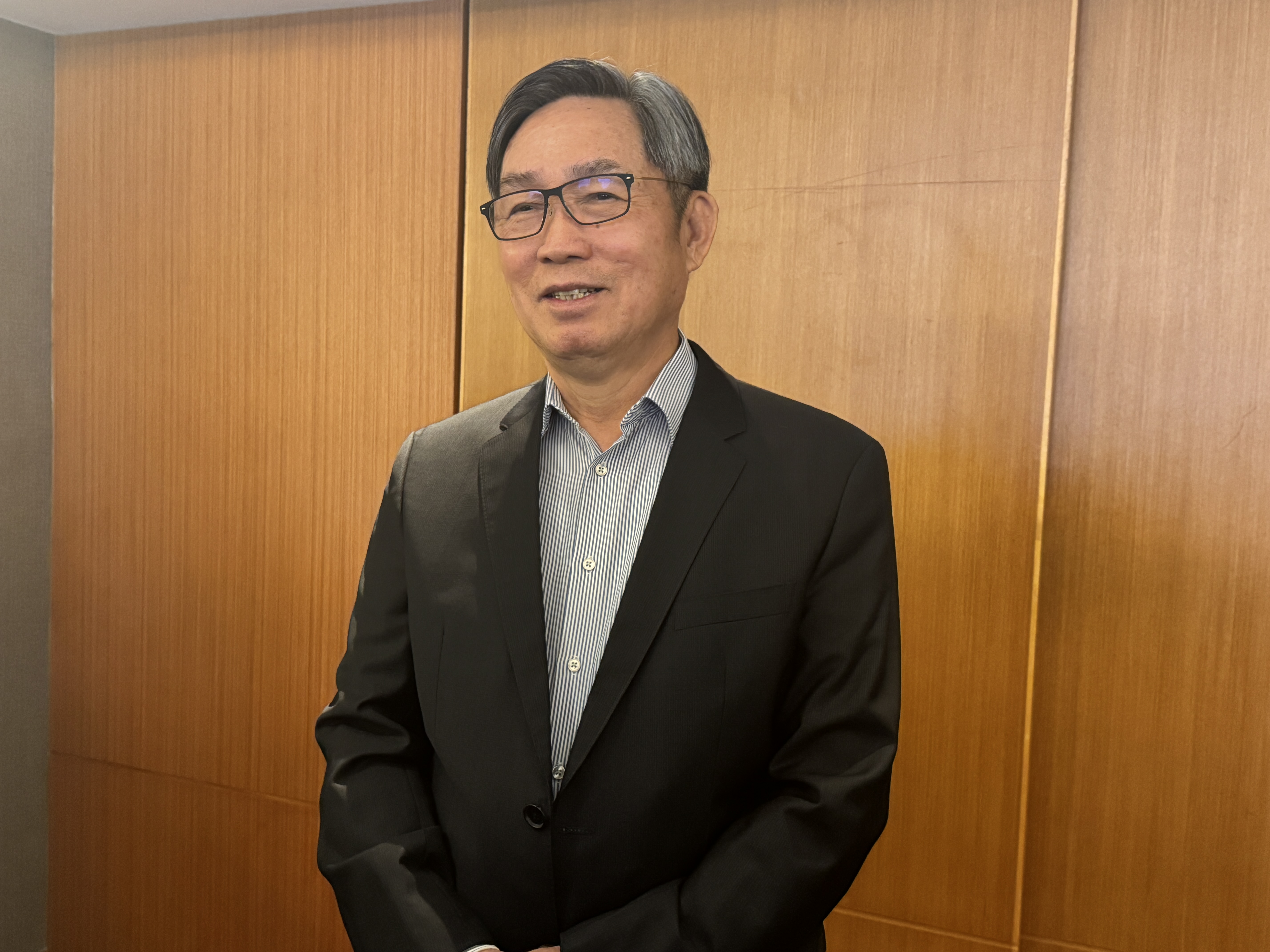 世界先進董事長方略指出,今年資本支出多數用於新加坡12吋晶圓廠。(吳玲臻攝影)
