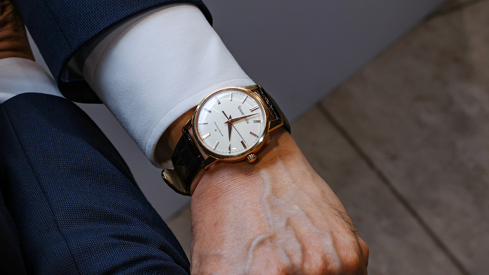 SEIKO WATCH社長內藤昭男手上戴的SBGW258，復刻自1960年的初代GS，是2020年GRAND SEIKO 60週年紀念時推出的特別版。（攝影：李宇勝）