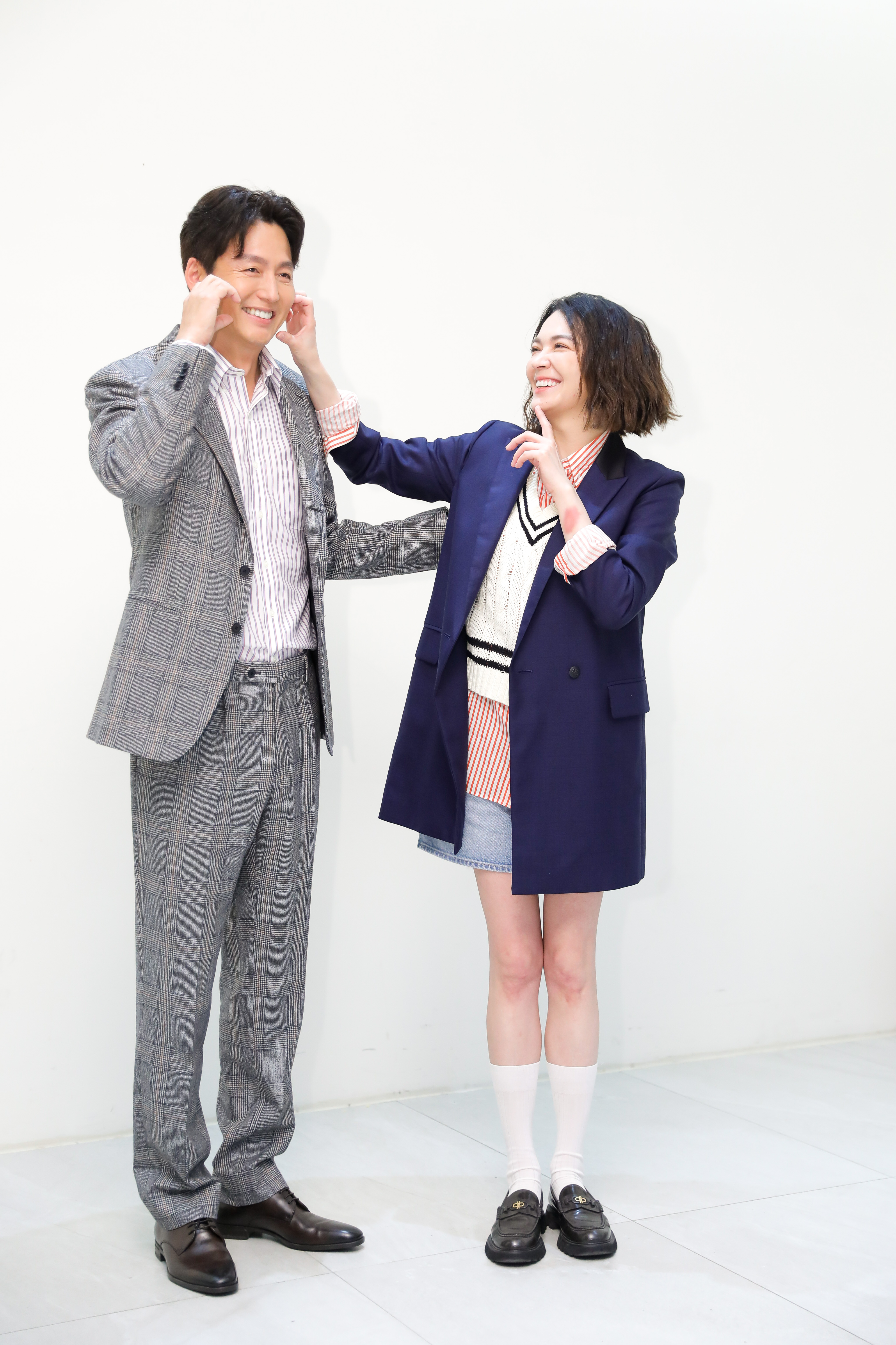 韓星李廷鎮在《整形過後》和張榕容使用英韓文交錯演出。