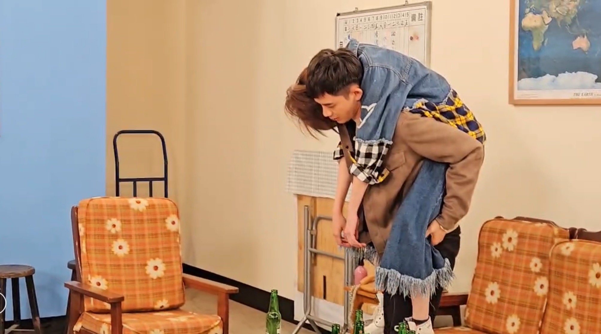 王瞳被曾子益揹回家,經過大門時她的頭「碰」的就撞上了門框。(民視提供)