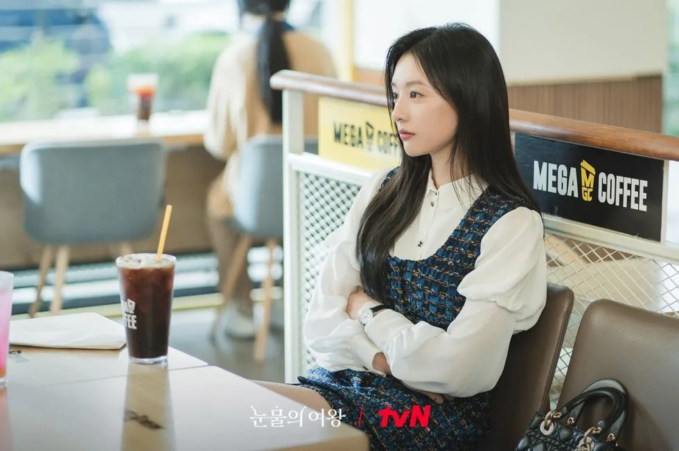 金智媛在《淚之女王》換了166套不重複造型，這一幕拿的就是Lady DIOR包款。（翻攝tvN INS）
