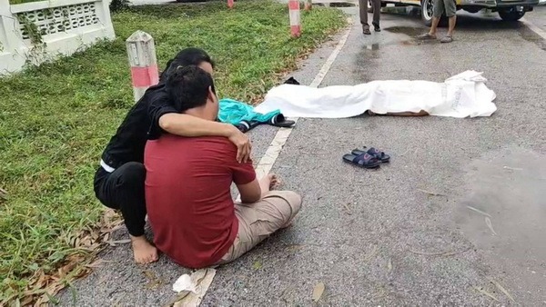 男子疑似操作失誤誤踩油門，當場撞死75歲的母親。（翻攝自mgronline.com）