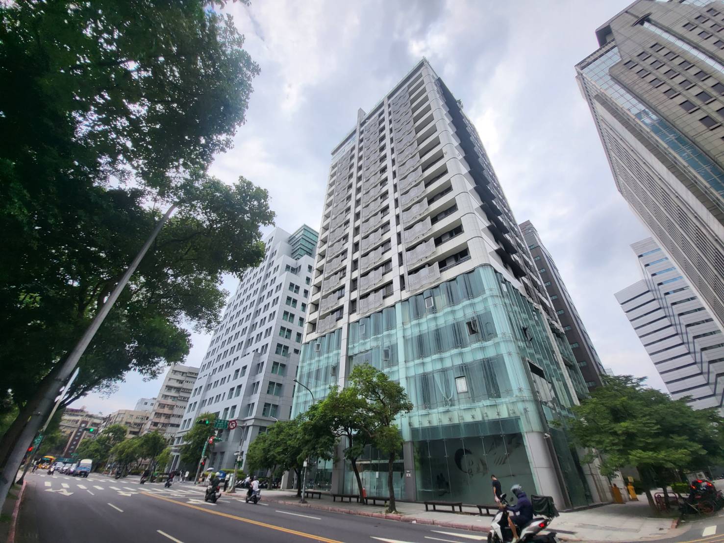 緊鄰台北101的知名豪宅「松勤玖號」驚爆帳目不清,1名政壇大咖核心幕僚已向檢調告發,要求盡速查明。