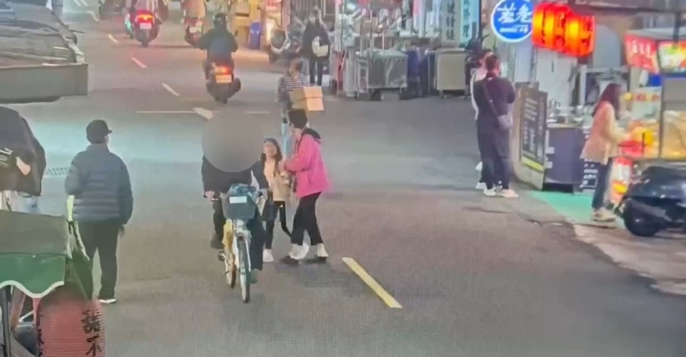 警方調閱監視器追查，發現徐男偷走單車後還在台北市悠閒遊蕩2小時。（翻攝畫面）