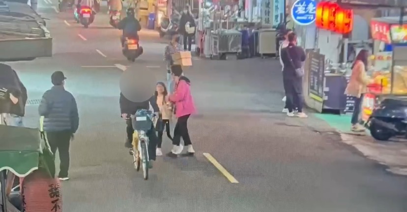 警方調閱監視器追查，發現徐男偷走單車後還在台北市悠閒遊蕩2小時。（翻攝畫面）