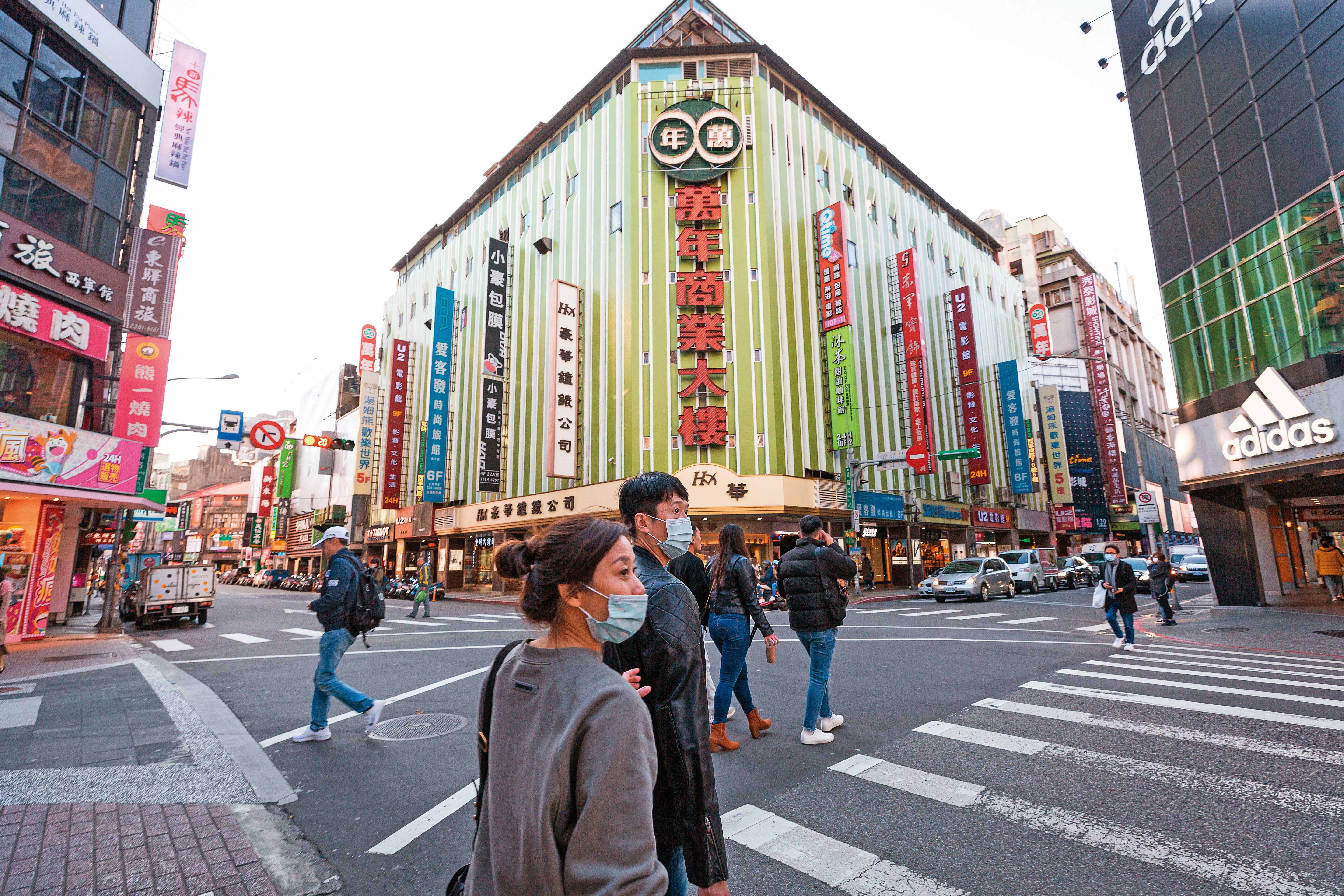 著名的西門町萬年大樓、台北市豪景飯店，就是侯政廷一手打造。
