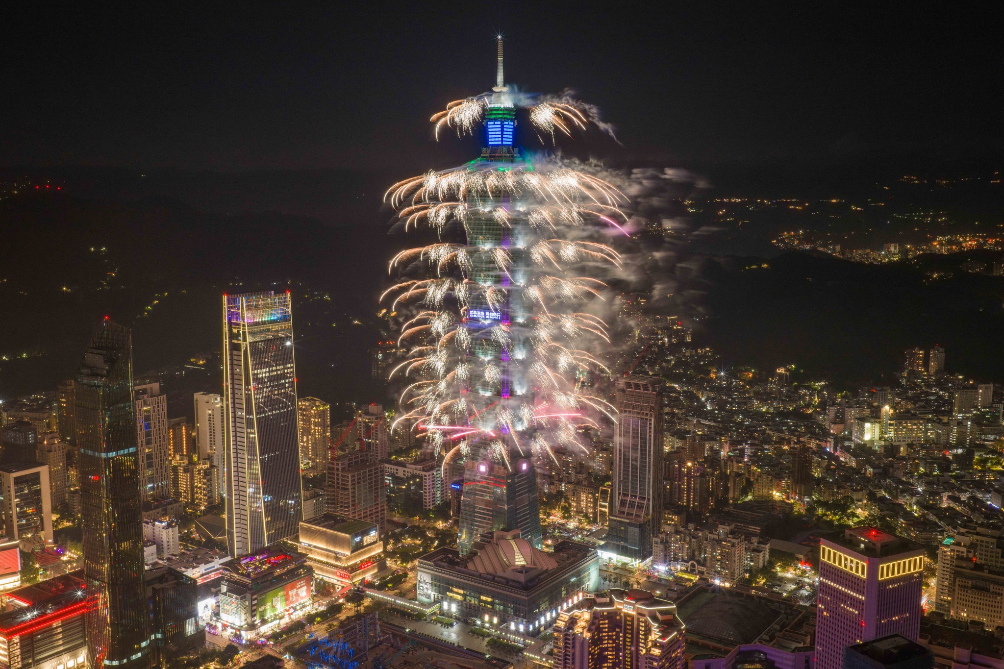 台北101國慶煙火昨晚盛大登場。(翻攝自台北101官方臉書)