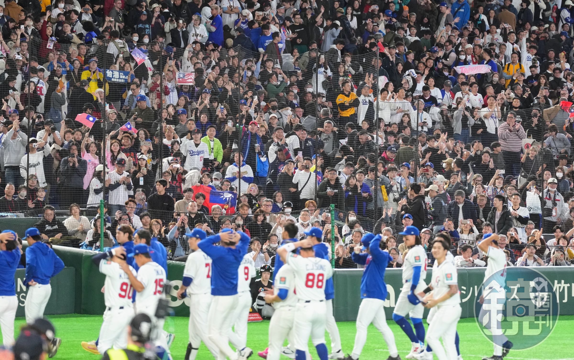 2026年WBC在東京巨蛋舉行，吸引大量台灣球迷到場支持。一名台灣球迷賽後1主動暖舉畫面在網路流傳。