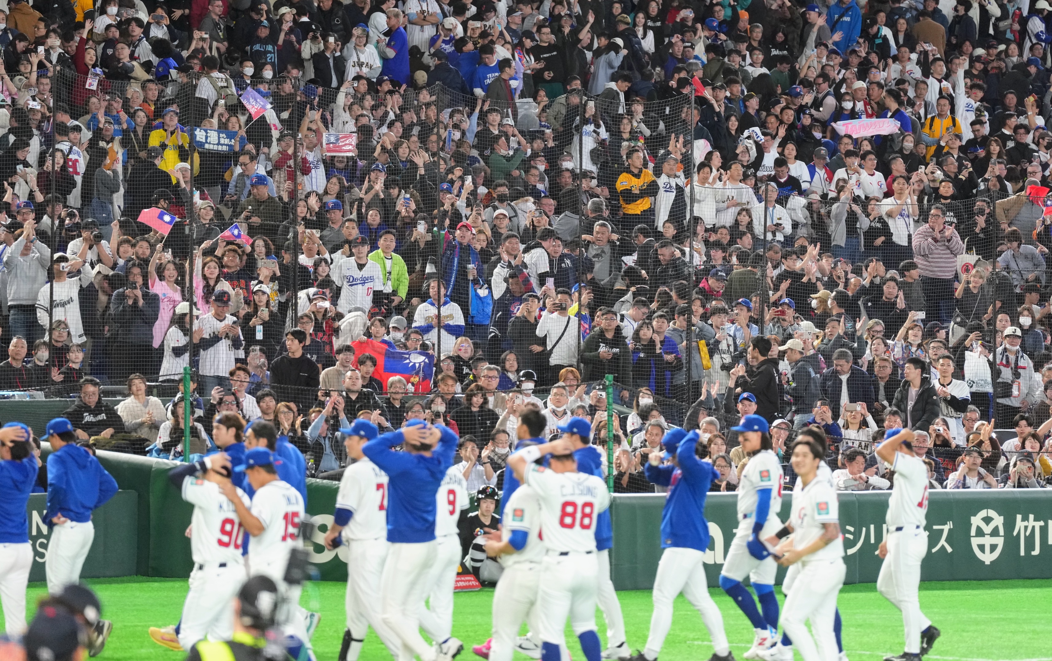 2026年WBC在東京巨蛋舉行，吸引大量台灣球迷到場支持。一名台灣球迷賽後1主動暖舉畫面在網路流傳。