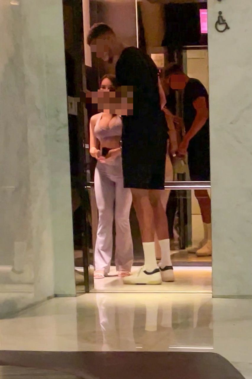 小A辣穿著歐美風格的爆乳裝,和美國大咖球星同框進入五星級飯店。(讀者提供)