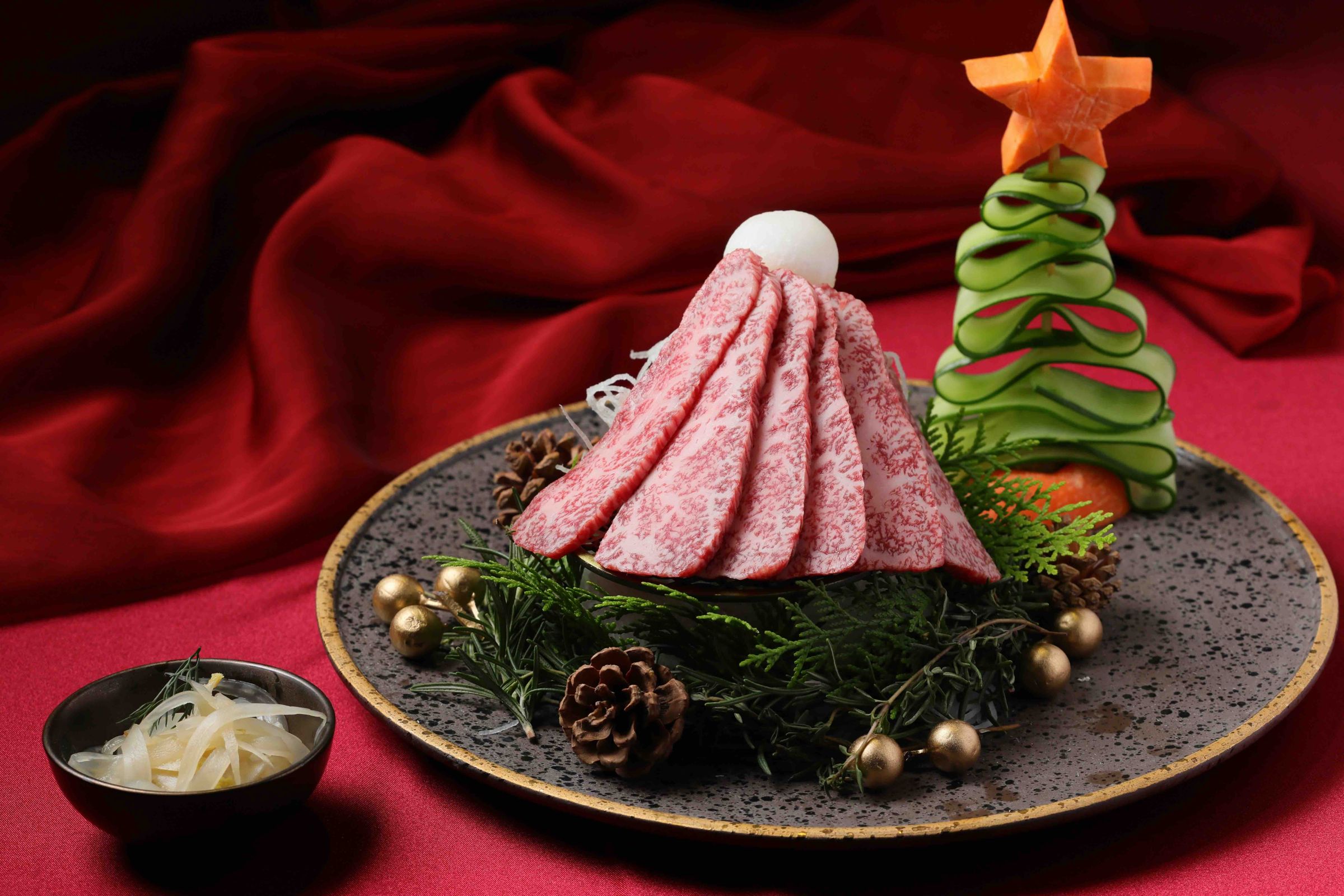「醉香慕赫老饕」特製聖誕帽一上桌，儀式感滿滿。（禾馬燒肉提供）