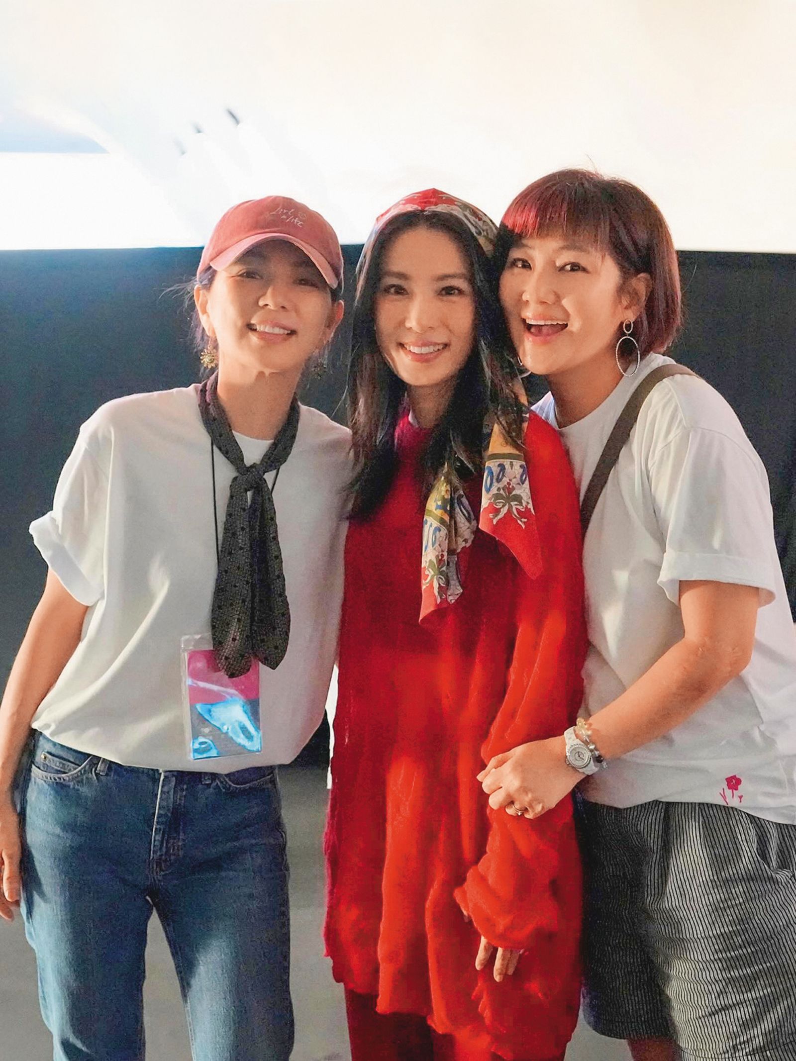 每年生日，Selina（右）會與好姐妹Ella（左）及Hebe（中）共度。（翻攝自Hebe臉書）