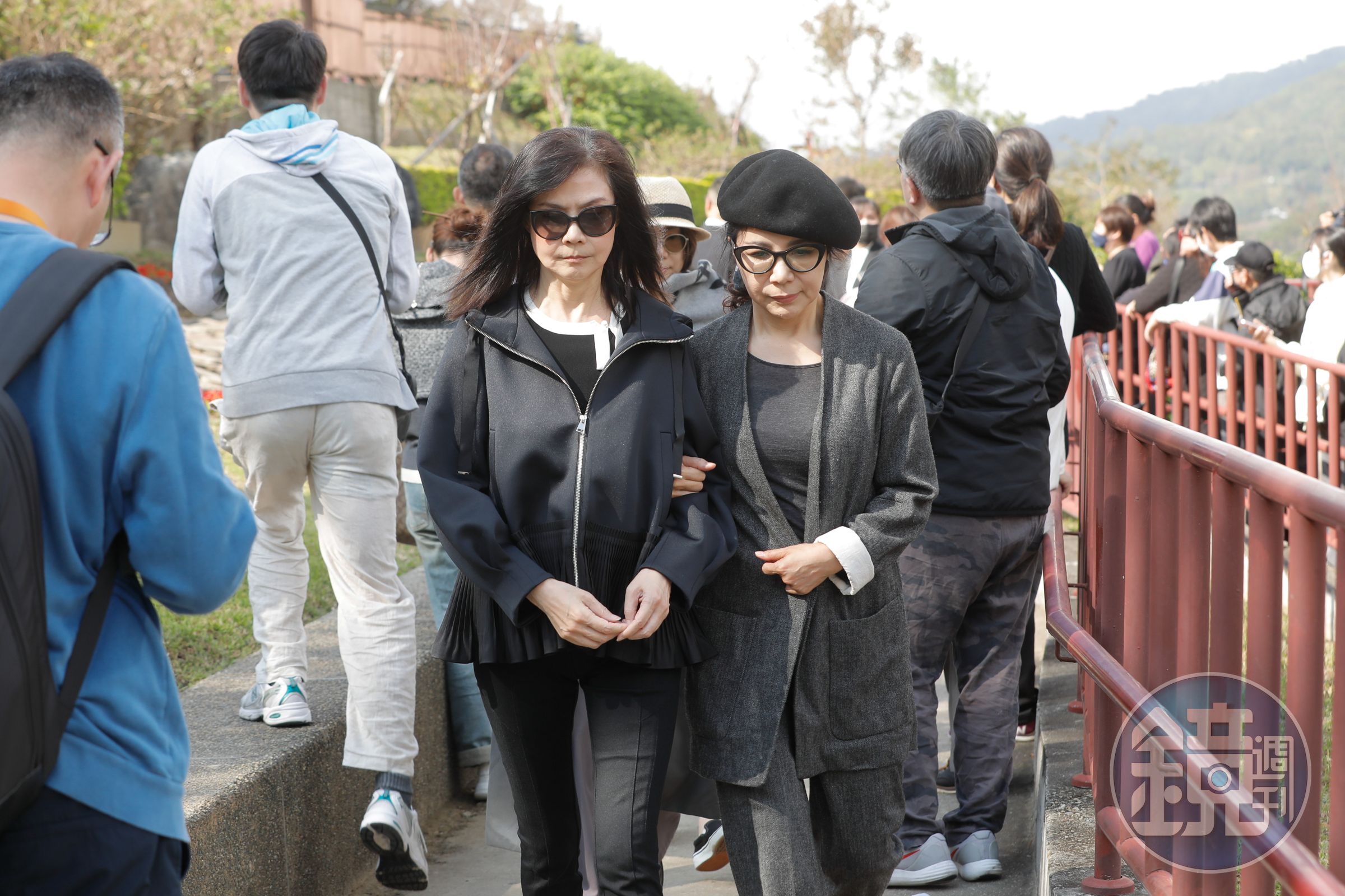 俞小凡等人也現身陽明山花葬現場。