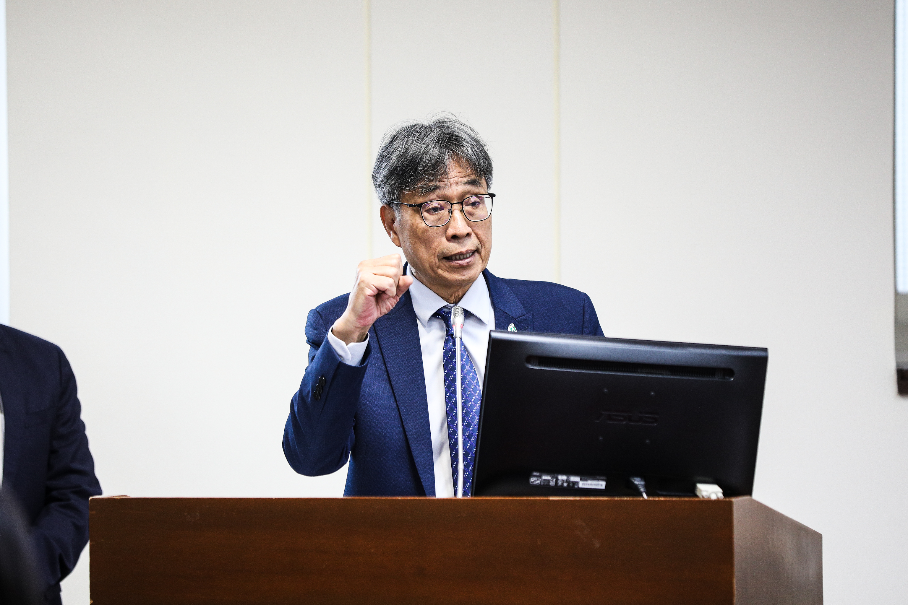 本刊調查，農業部反守為攻，檯面下找了相關立委選區內的農會代表前往遊說，拚從選票壓力反制藍營。圖為農業部長陳駿季。