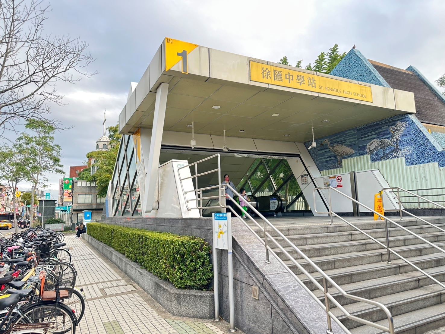 永慶房產集團盤點近一年環狀線南環、北環段站點周邊的房市交易價量，其中徐匯中學站周遭房市交易量達449件，位居第一。