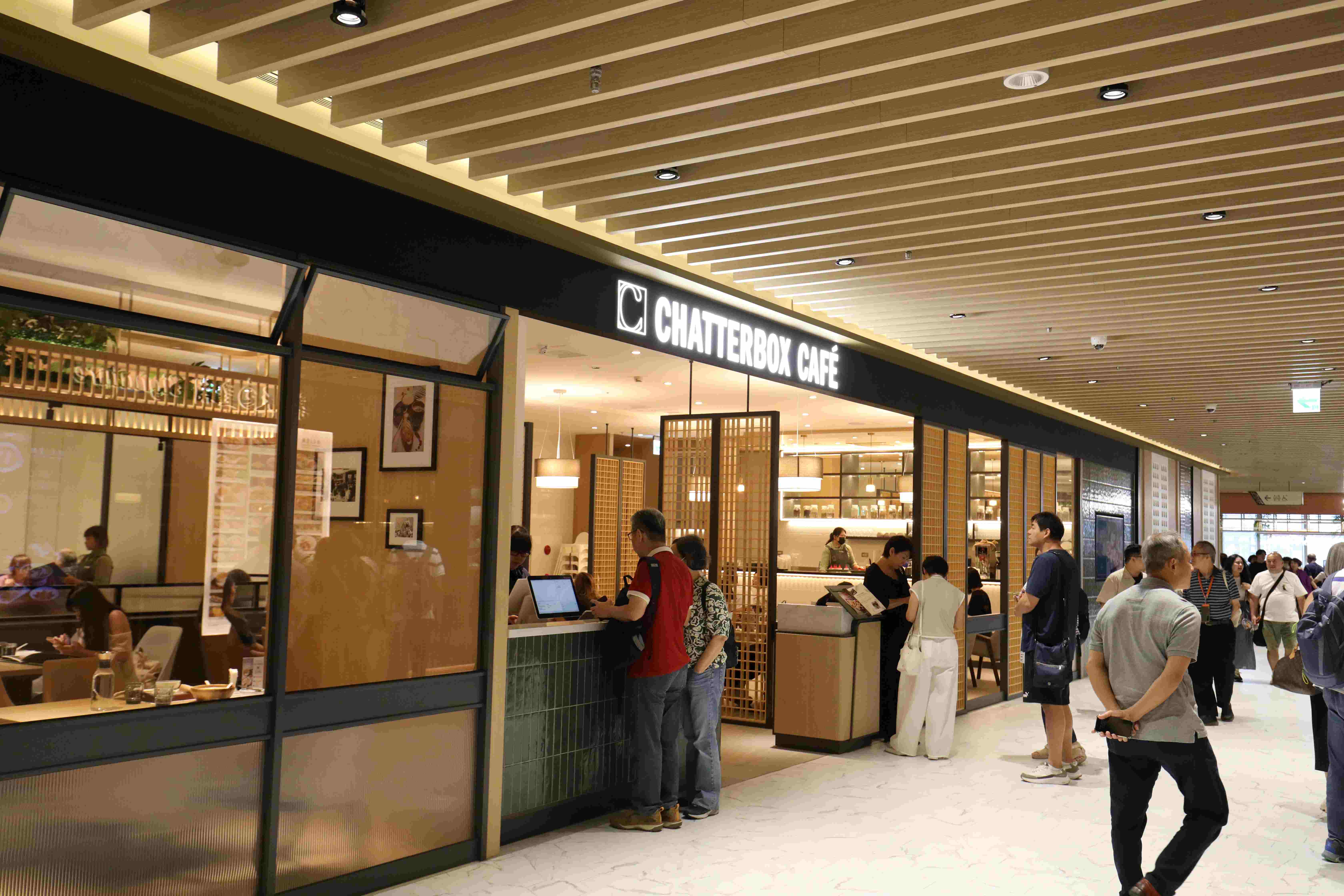 源自新加坡文華酒店的「Chatterbox Café」，由經營NARA Thai的金田興業引進，在大巨蛋開出台灣首店。