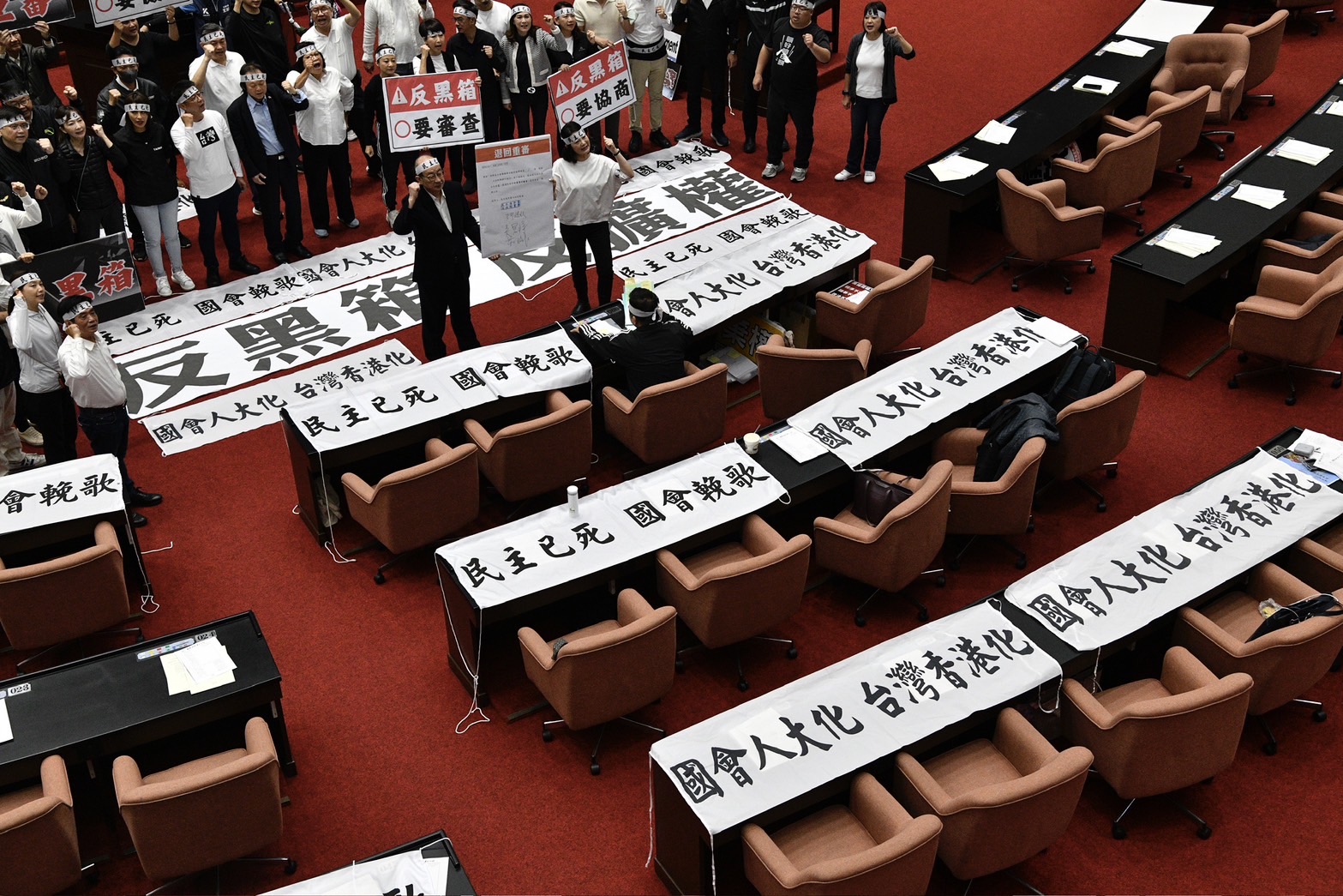 21日立院攻防戰,綠營掛出民主已死、國會人大化、台灣香港化等布條。