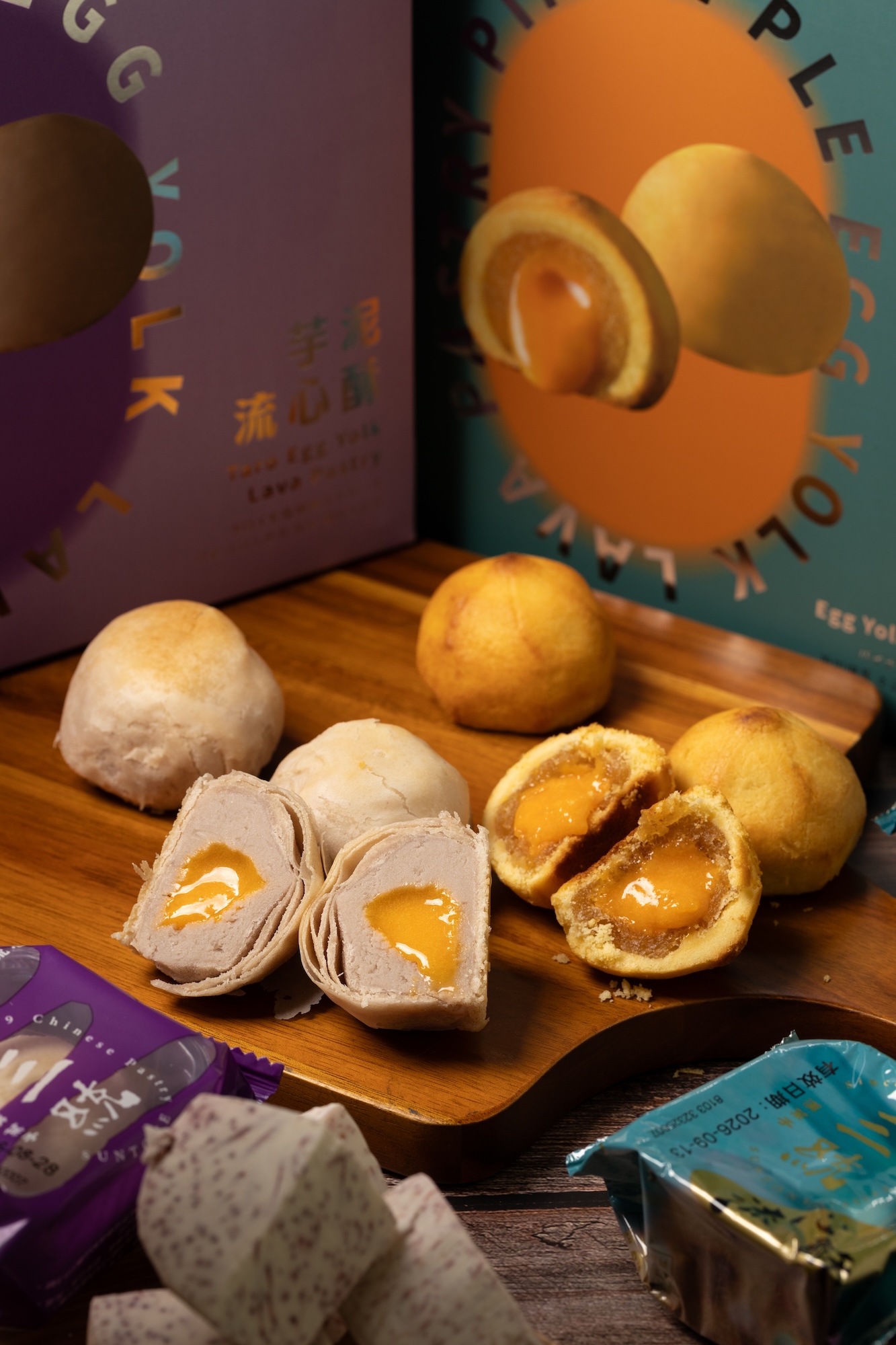 三統漢菓子的明星商品「鳳凰流心酥」(右,45元/顆)與「芋泥流心酥」(左,58元/顆),外層是近似鳳梨酥的酥鬆餅皮,鳳凰口味內藏冬瓜鳳梨餡與鹹蛋黃流心,芋泥口味則以香濃大甲芋泥包覆鹹蛋黃流心。