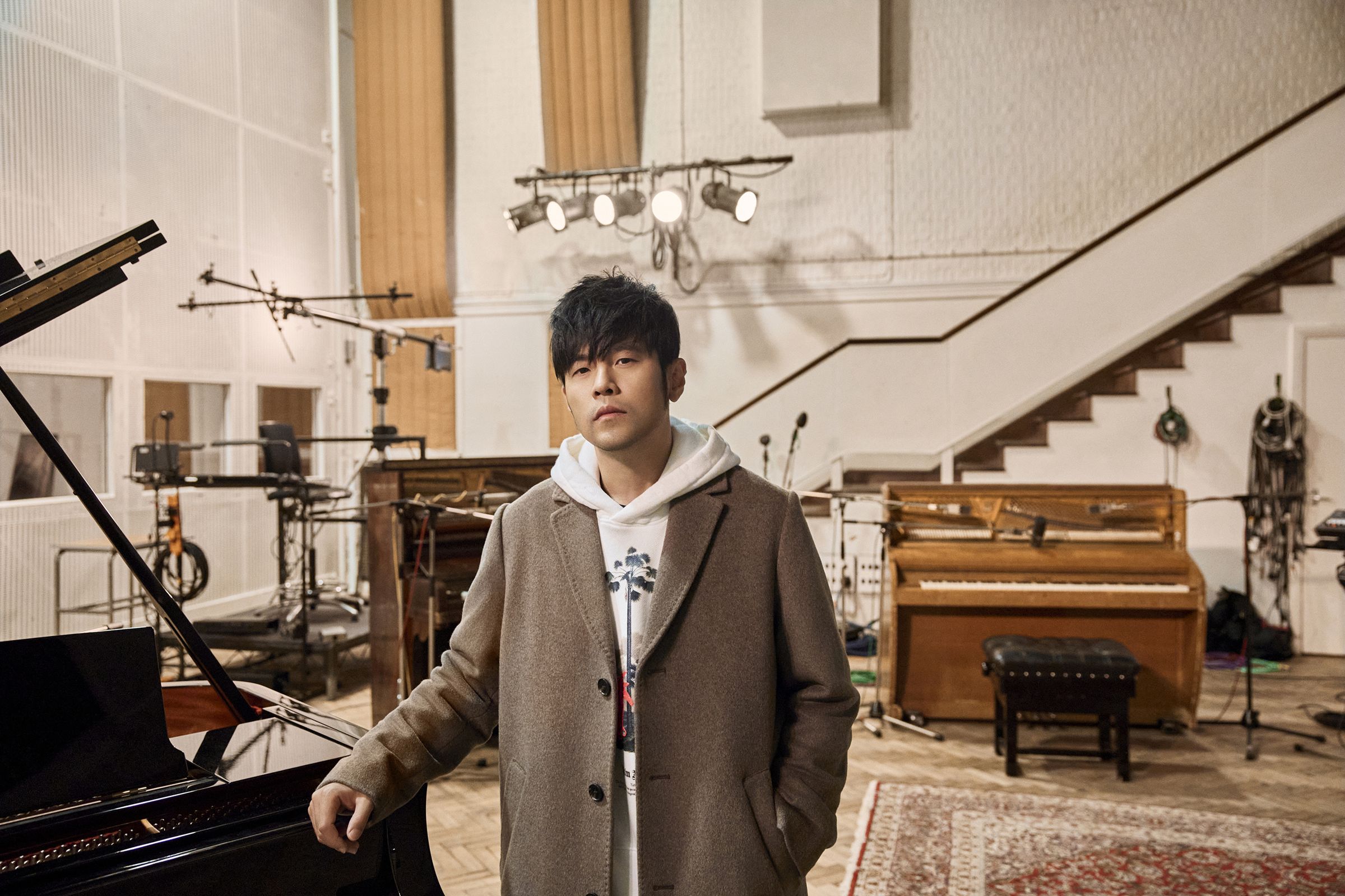 周杰倫赴英國倫敦「艾比路」錄音室(Abbey Road Studios)錄製「周遊記」。(杰威爾提供)