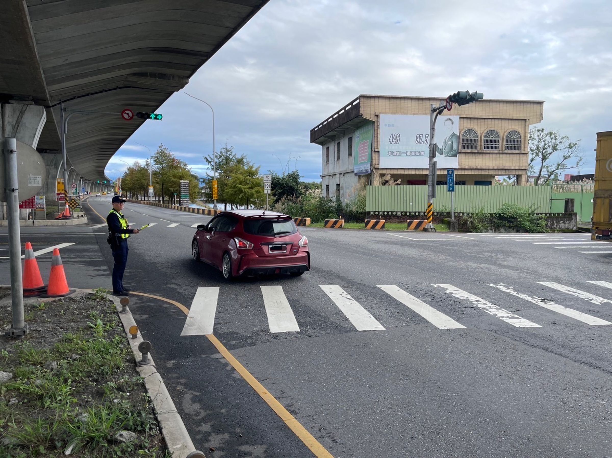 元旦連假首日,蘇花改湧車潮,宜蘭警方不畏低溫加強交通疏導。(警方提供)
