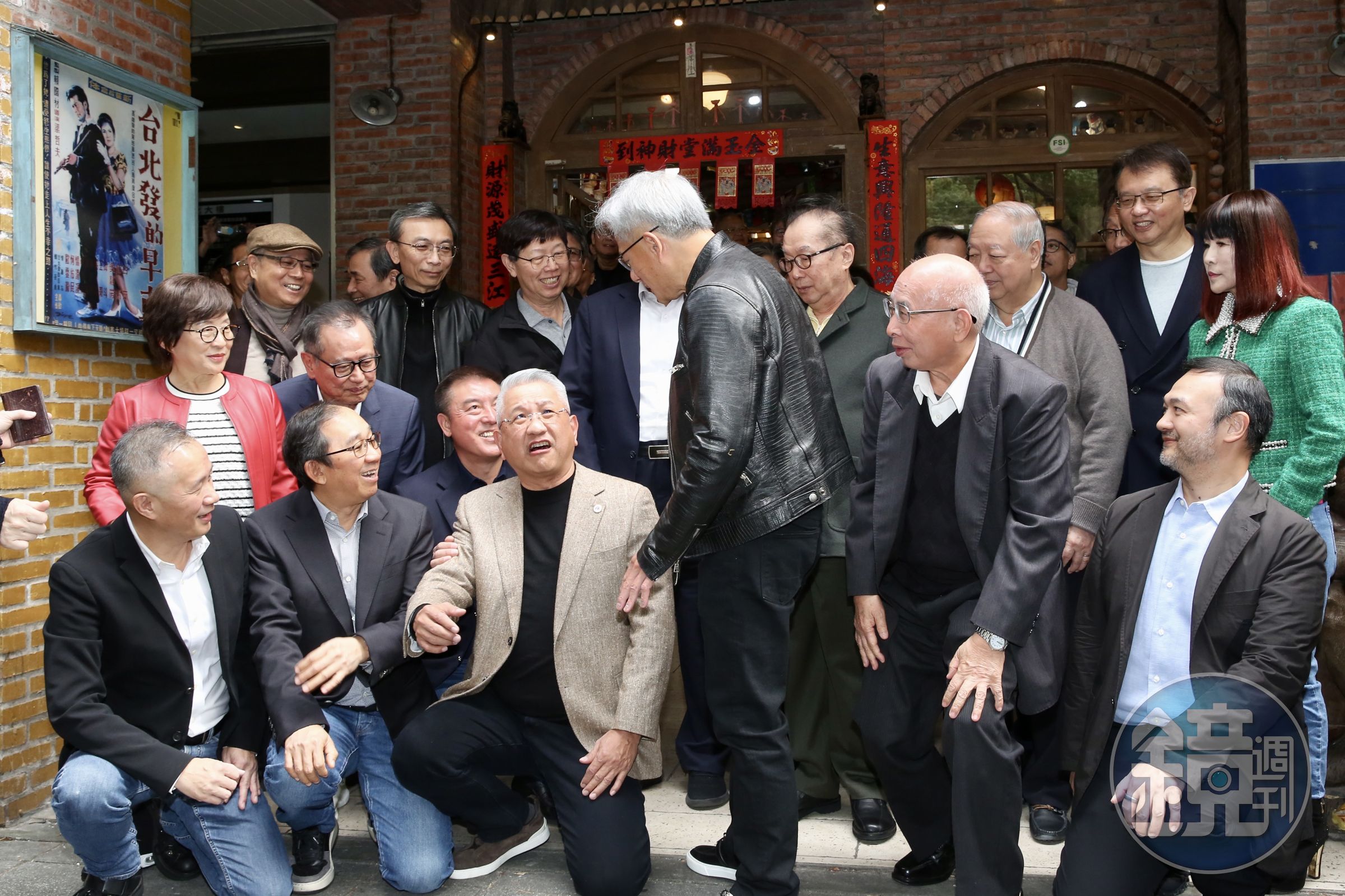 工業富聯董事長鄭弘孟(前左3)邀黃仁勳蹲在第一排合影。