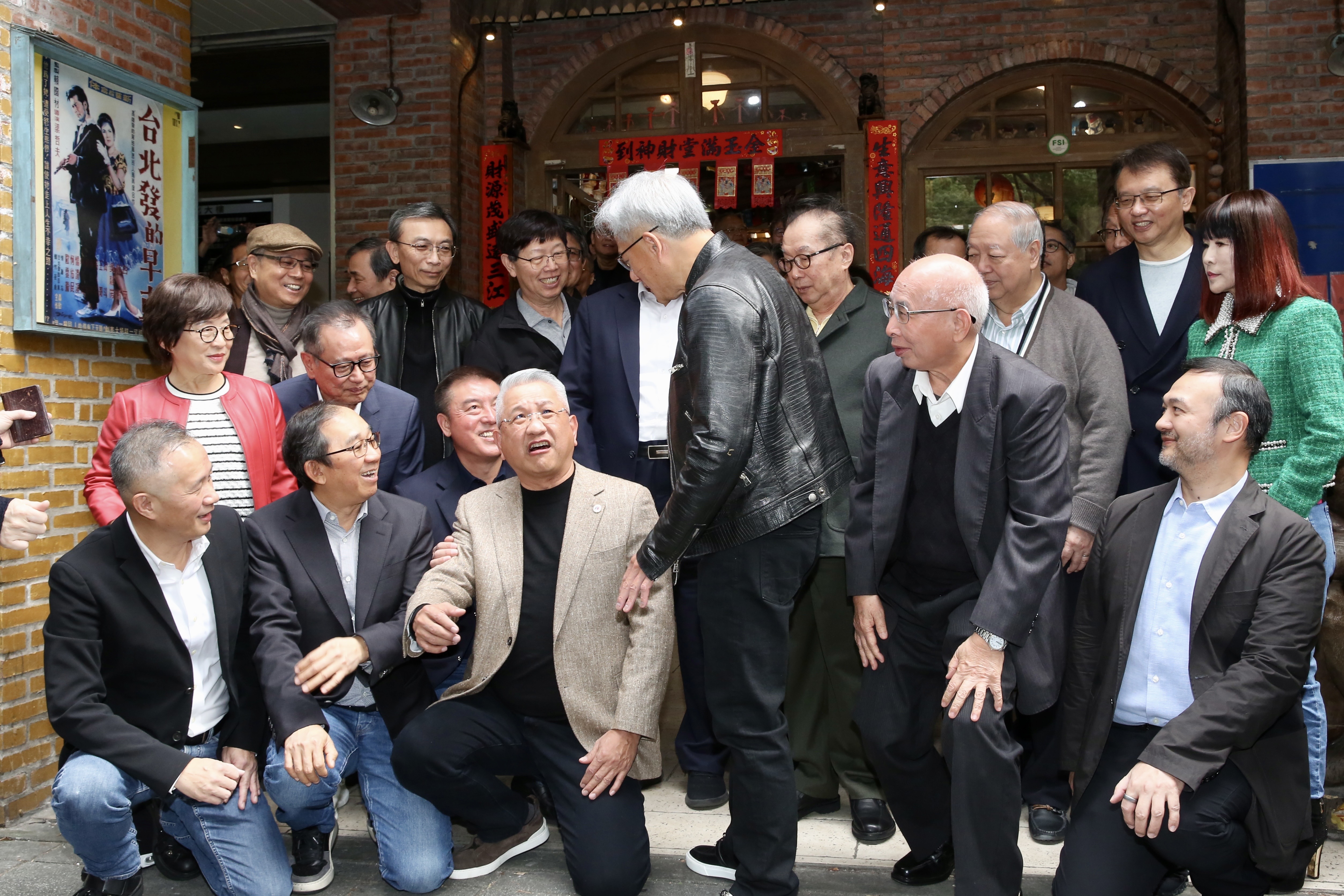 工業富聯董事長鄭弘孟（前左3）邀黃仁勳蹲在第一排合影。
