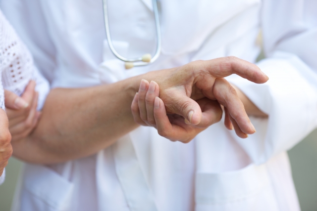 陳志金表示曾有病人危急時，一位稱職的乩童撫慰了家屬的心靈。（示意圖，photoAC）