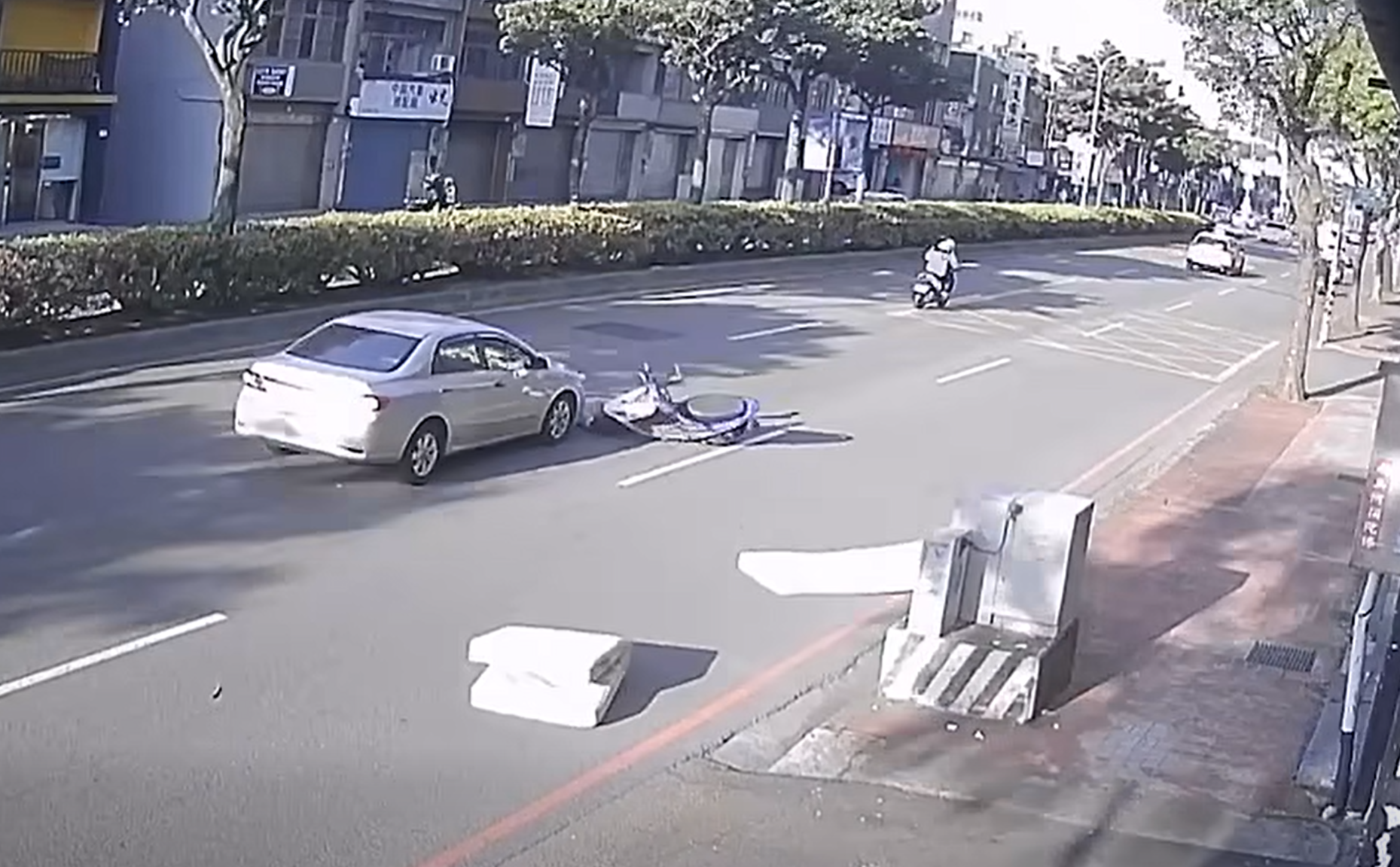 一名楊姓女騎士行經中壢中華路一段遭路旁飛來床墊擊中，連人帶車倒地之後，差一點再被自小客車輾過，還好駕駛急煞，過程十分驚險。（翻攝自「內壢大小事」臉書社團）