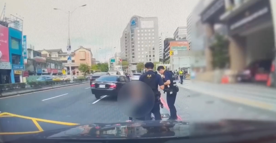 男子「毒效發作」派出所前倒地狂抖、眼神渙散，警查獲毒品當場逮人。（警方提供）