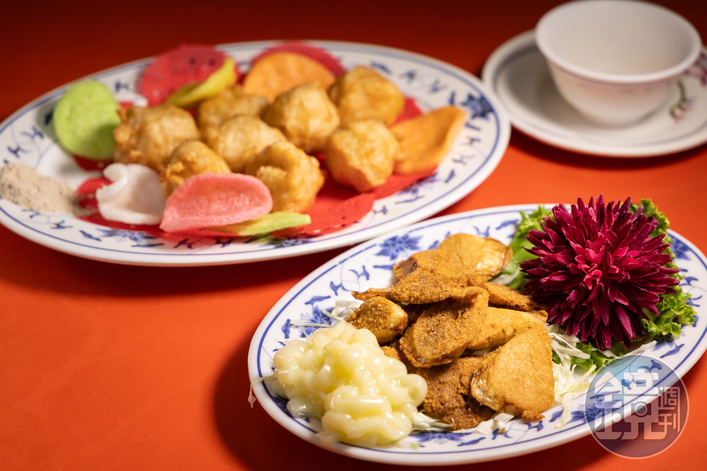 油炸處理的「魚蛋沙拉」(前,200元/小份)居然是爆漿口感;「花枝丸」(後,180元/小份、6顆)吃得到花枝塊。