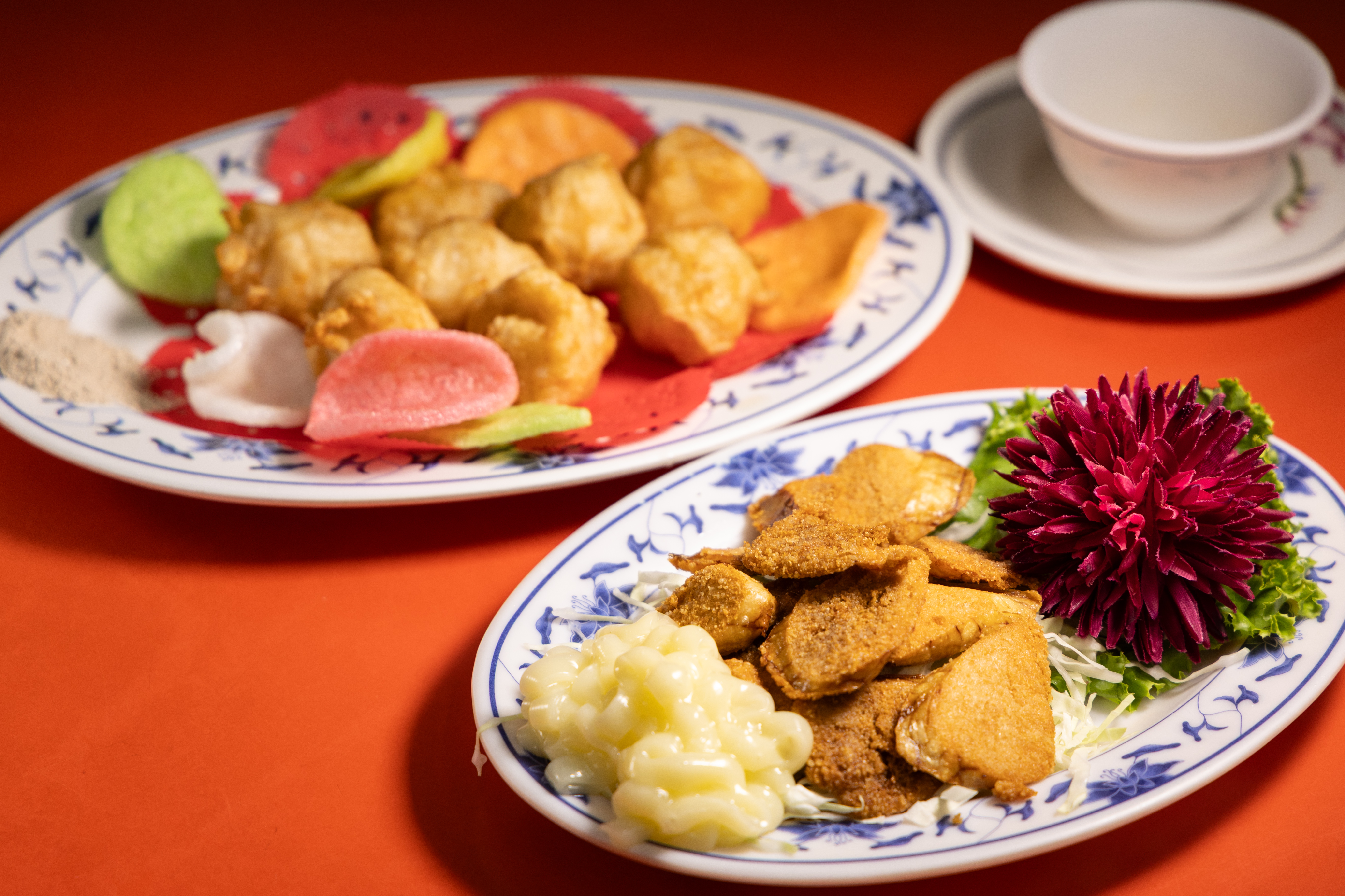 油炸處理的「魚蛋沙拉」（前，200元／小份）居然是爆漿口感；「花枝丸」（後，180元／小份、6顆）吃得到花枝塊。